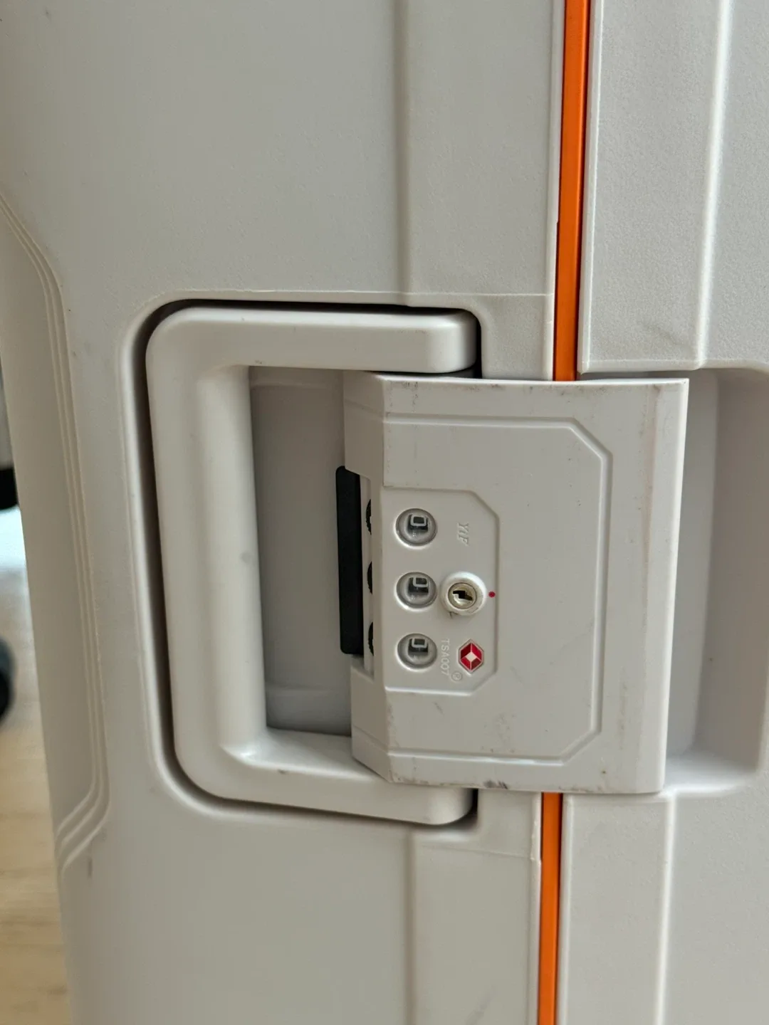 Medium Hardside Suitcase image indicator(4)