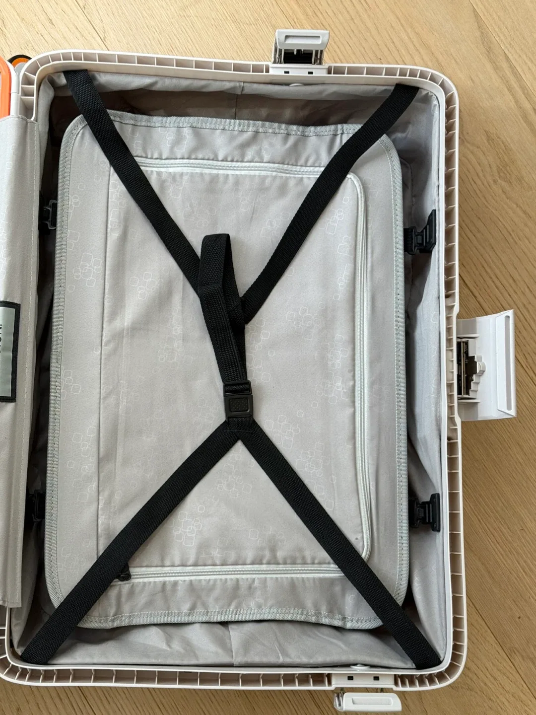 Medium Hardside Suitcase image indicator(5)