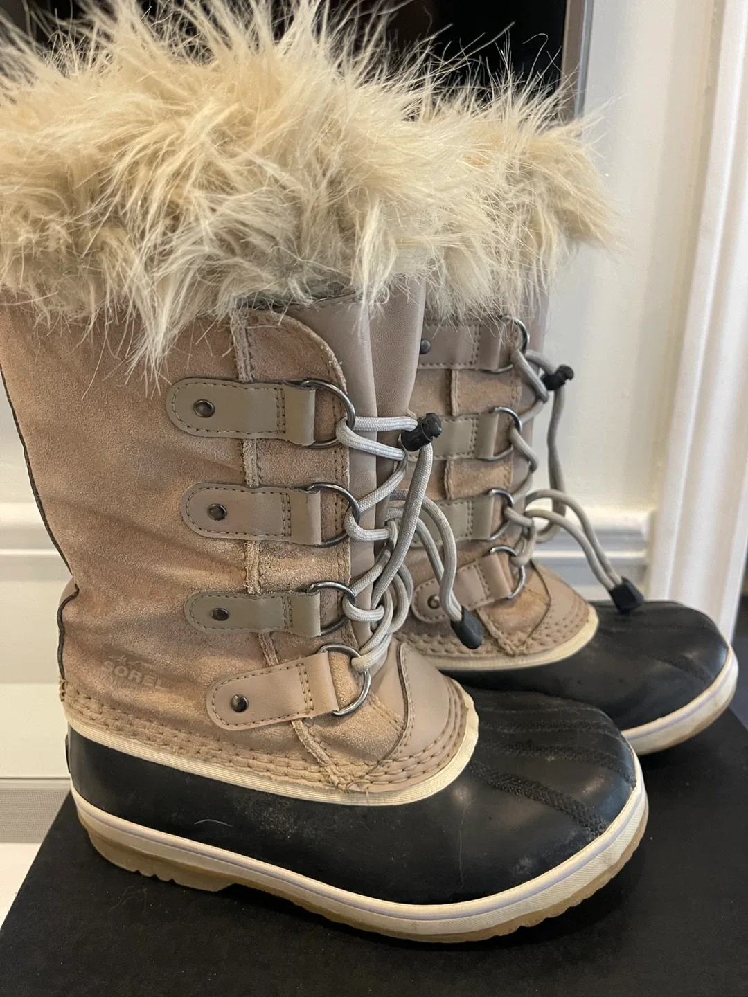 Size 2 Girls Sorel Joan of arc winter boots -Like new image indicator(2)