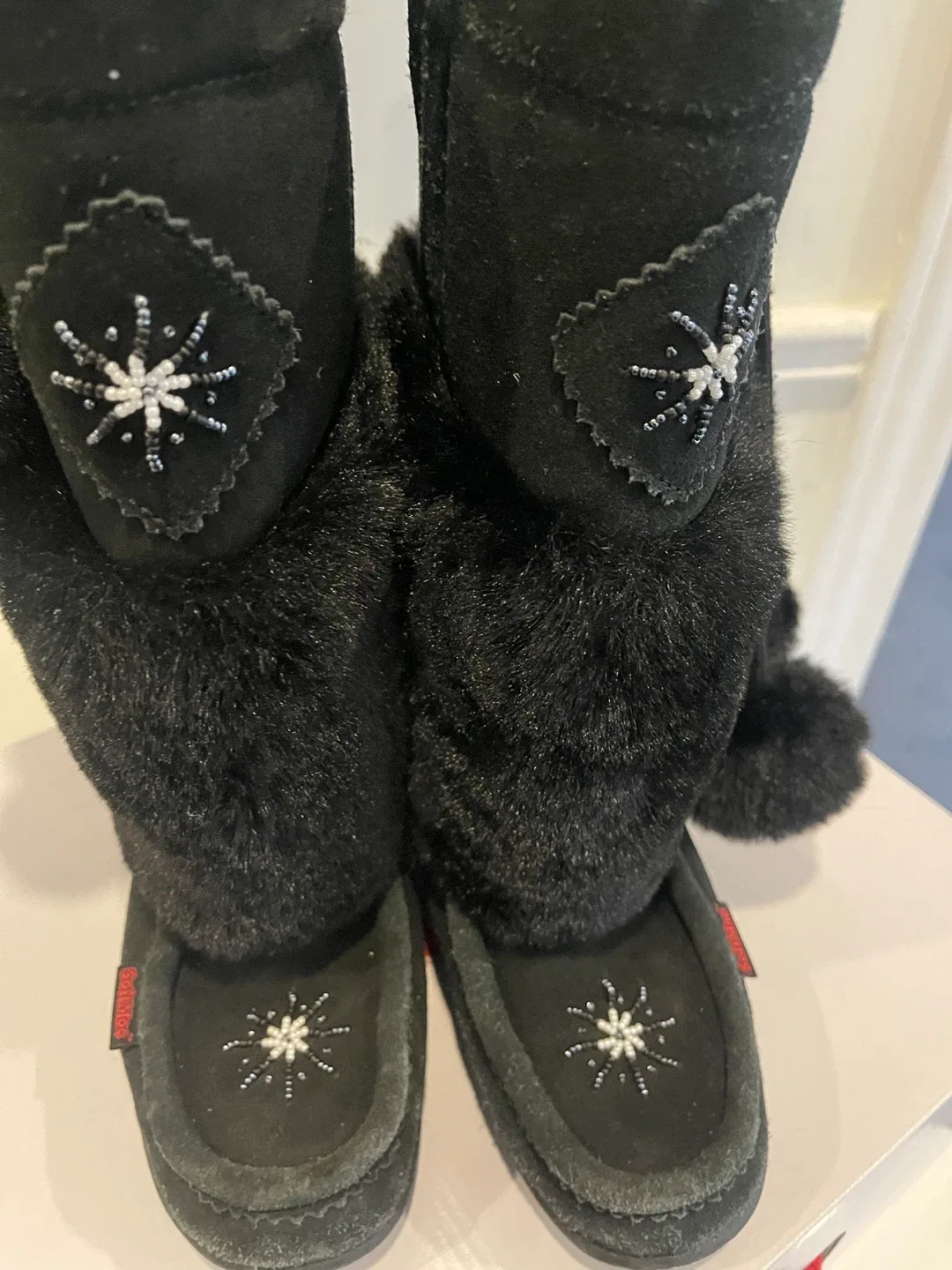 Size 4 Moccasin girls boots excellent condition image indicator(3)