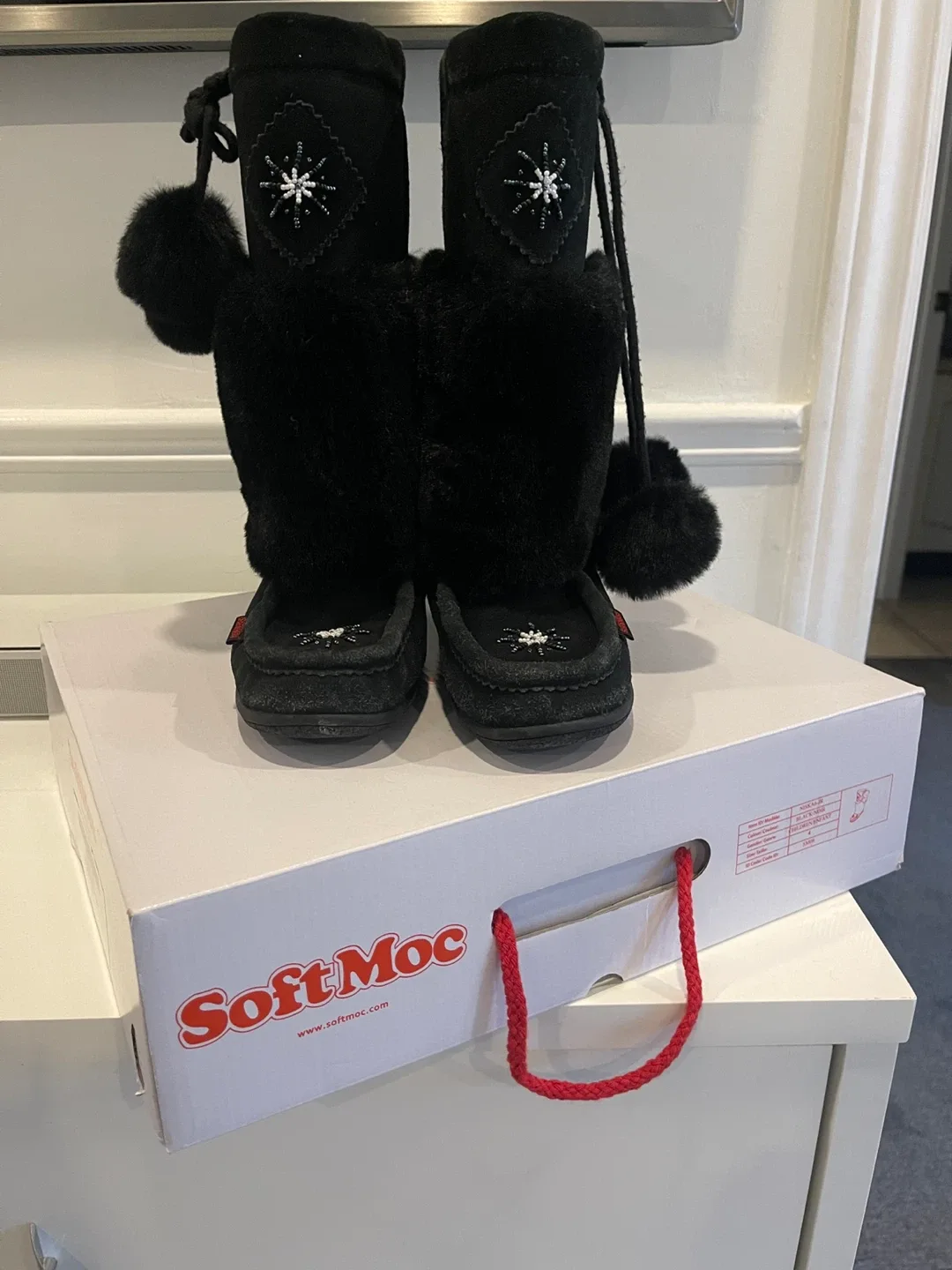 Size 4 Moccasin girls boots excellent condition image indicator(2)