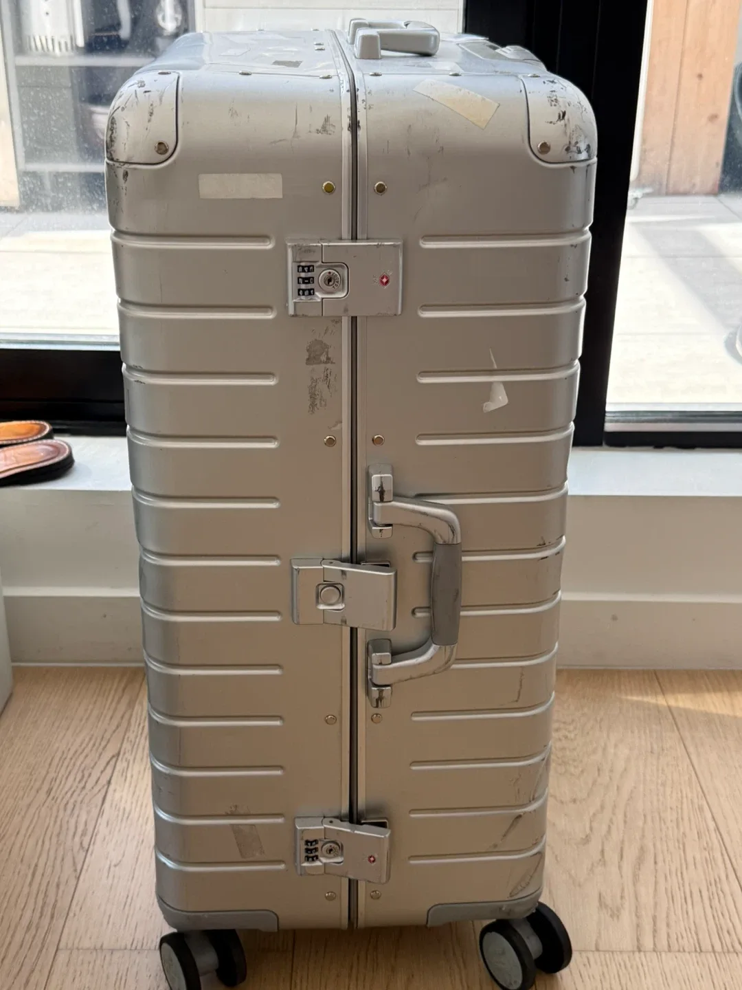 Away Aluminum Large Suitcase image indicator(3)