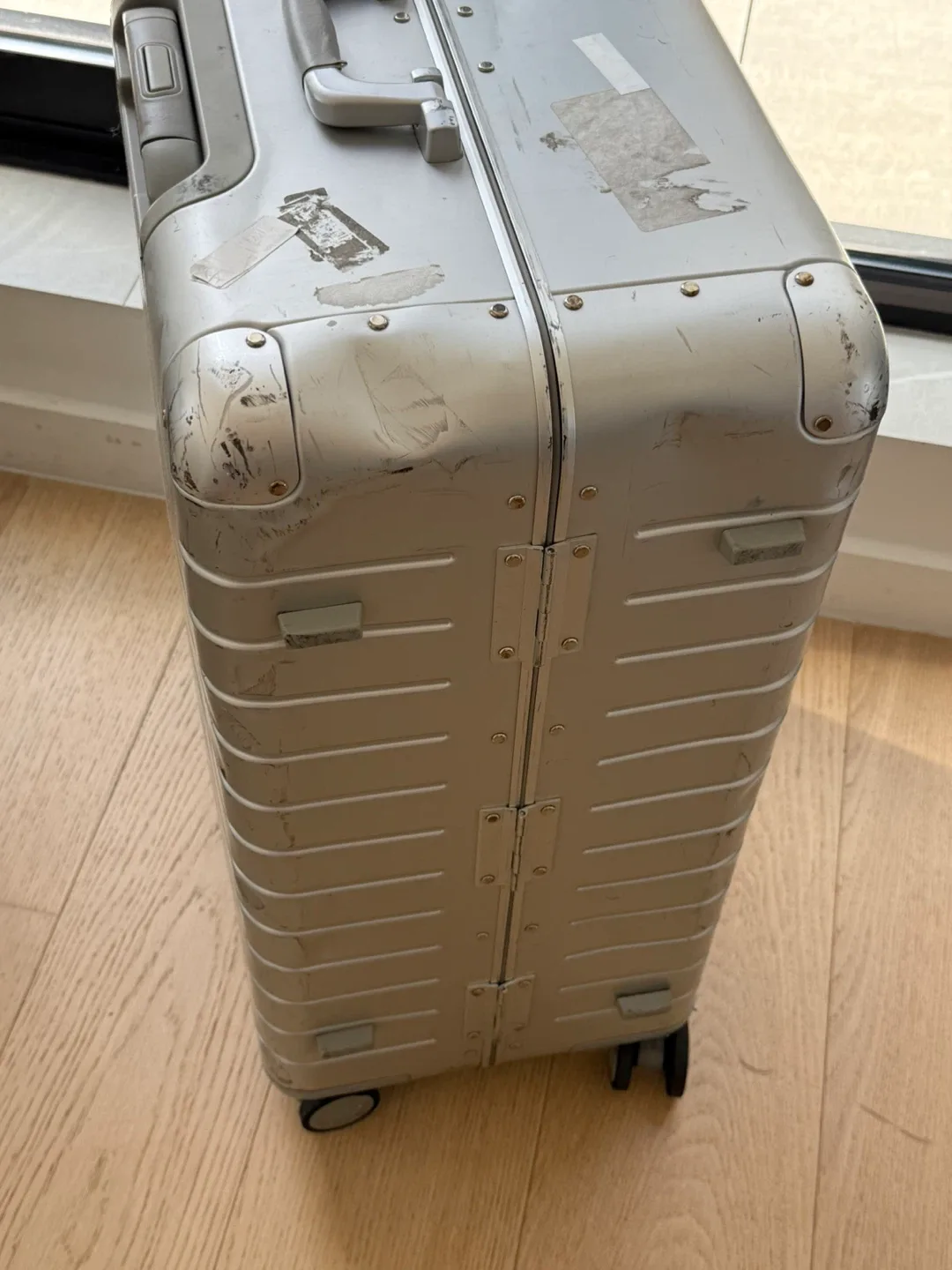 Away Aluminum Large Suitcase image indicator(4)