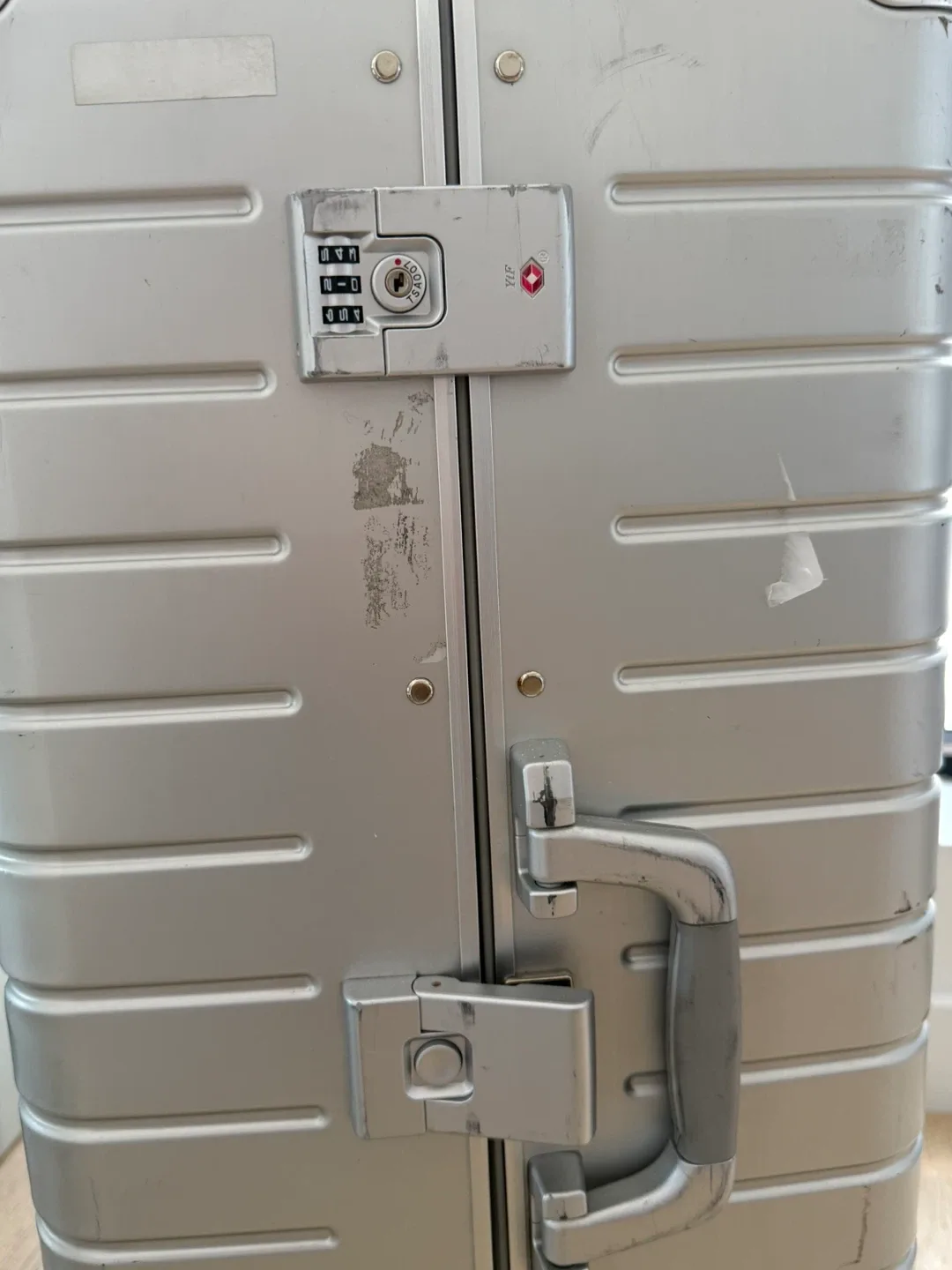 Away Aluminum Large Suitcase image indicator(5)