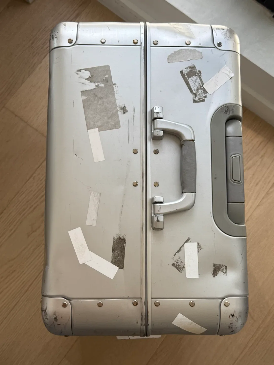 Away Aluminum Large Suitcase image indicator(2)