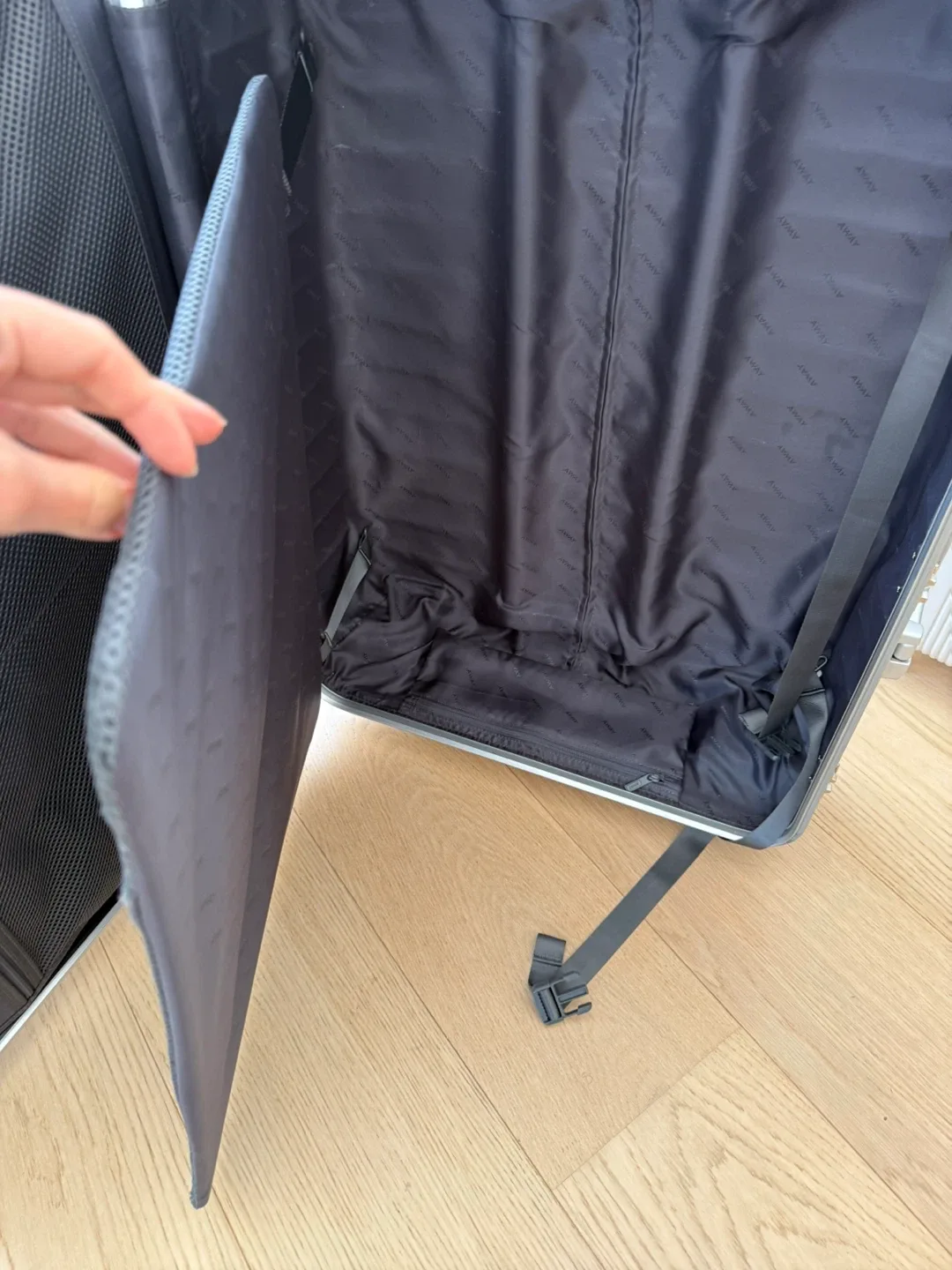 Away Aluminum Large Suitcase image indicator(8)