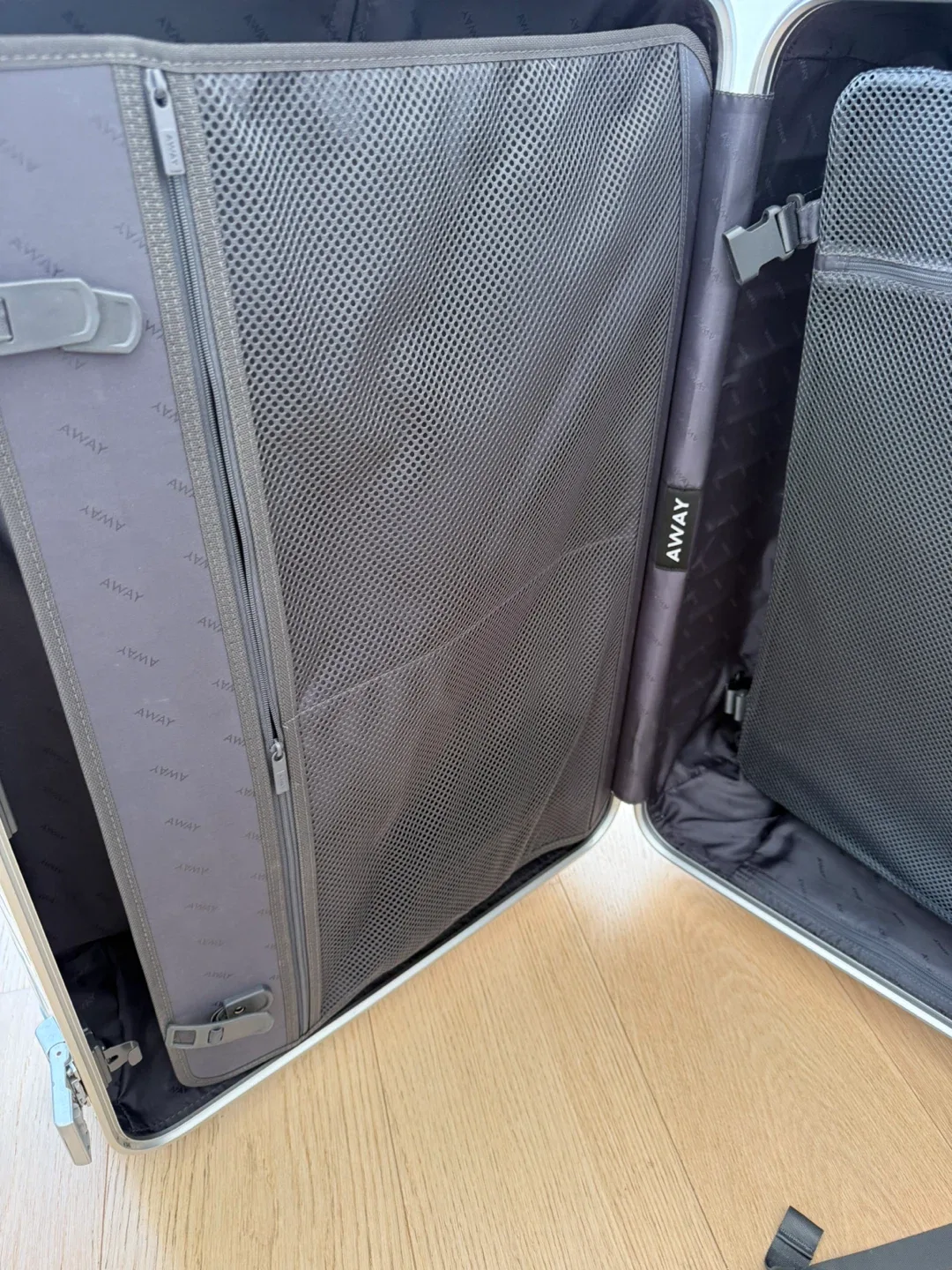 Away Aluminum Large Suitcase image indicator(7)