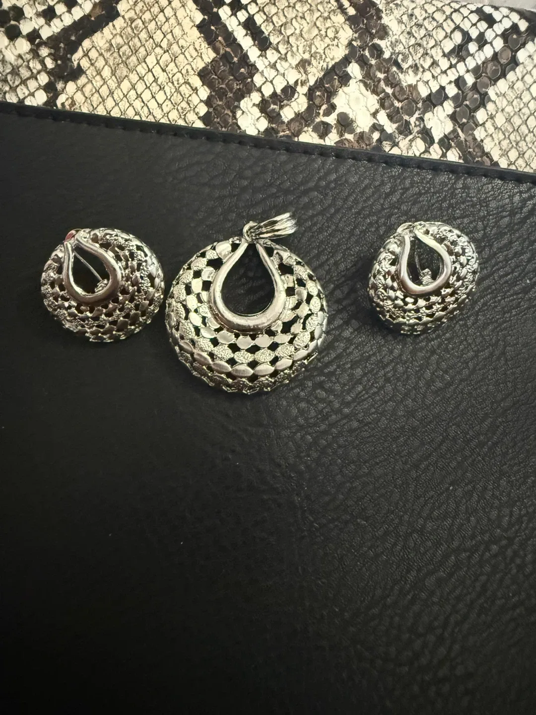 Gold Tone Teardrop Earrings & Pendant Set thumbnail