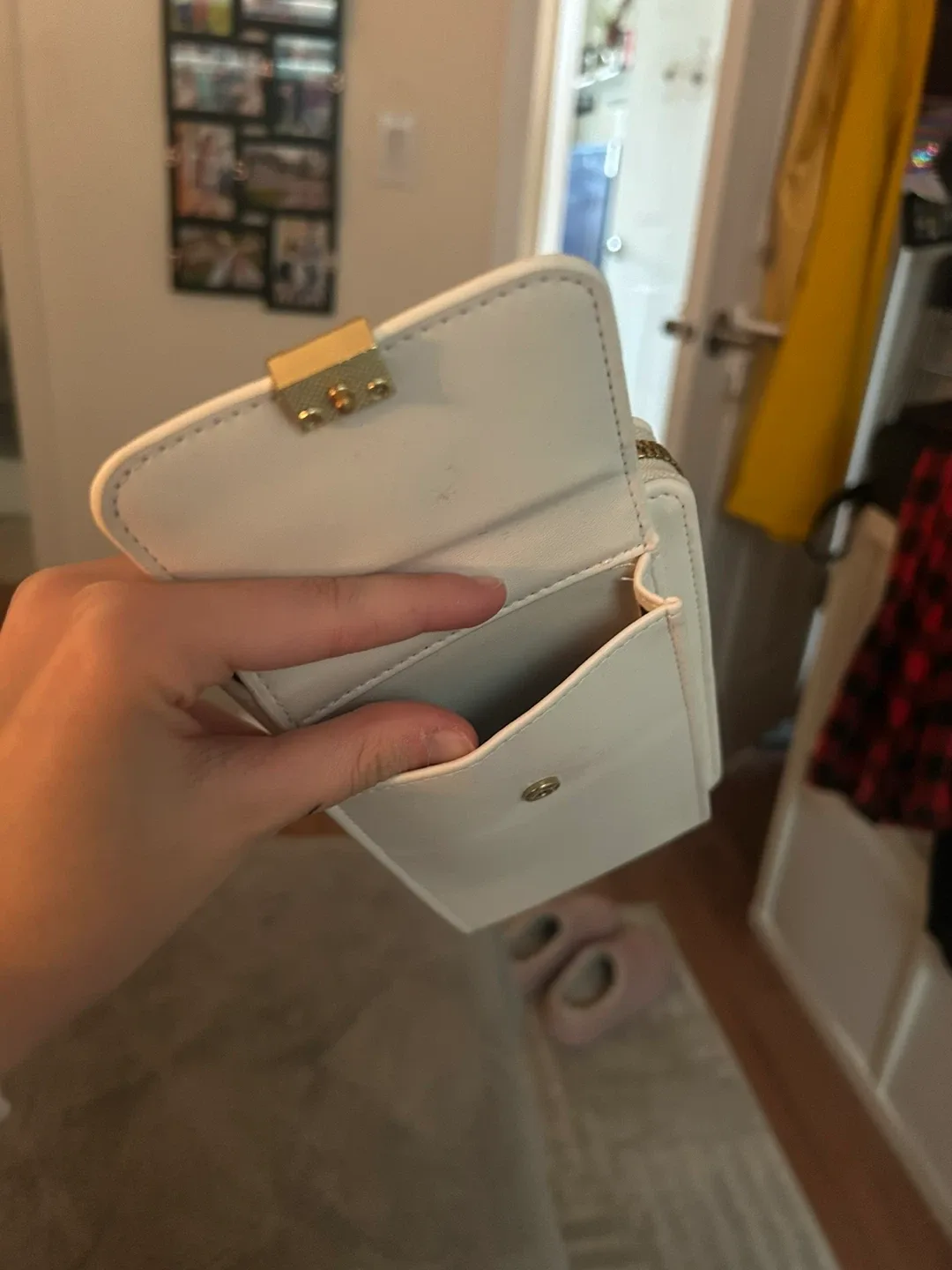 White Wallet/Crossbody Bag image indicator(3)