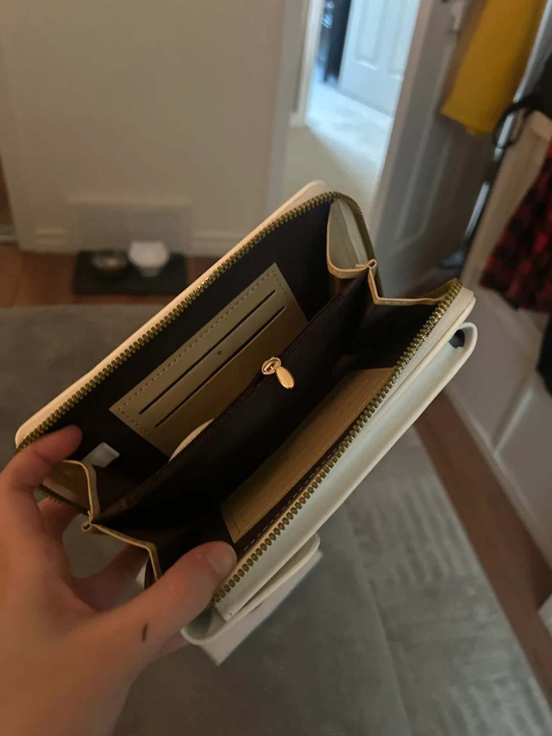 White Wallet/Crossbody Bag image indicator(2)