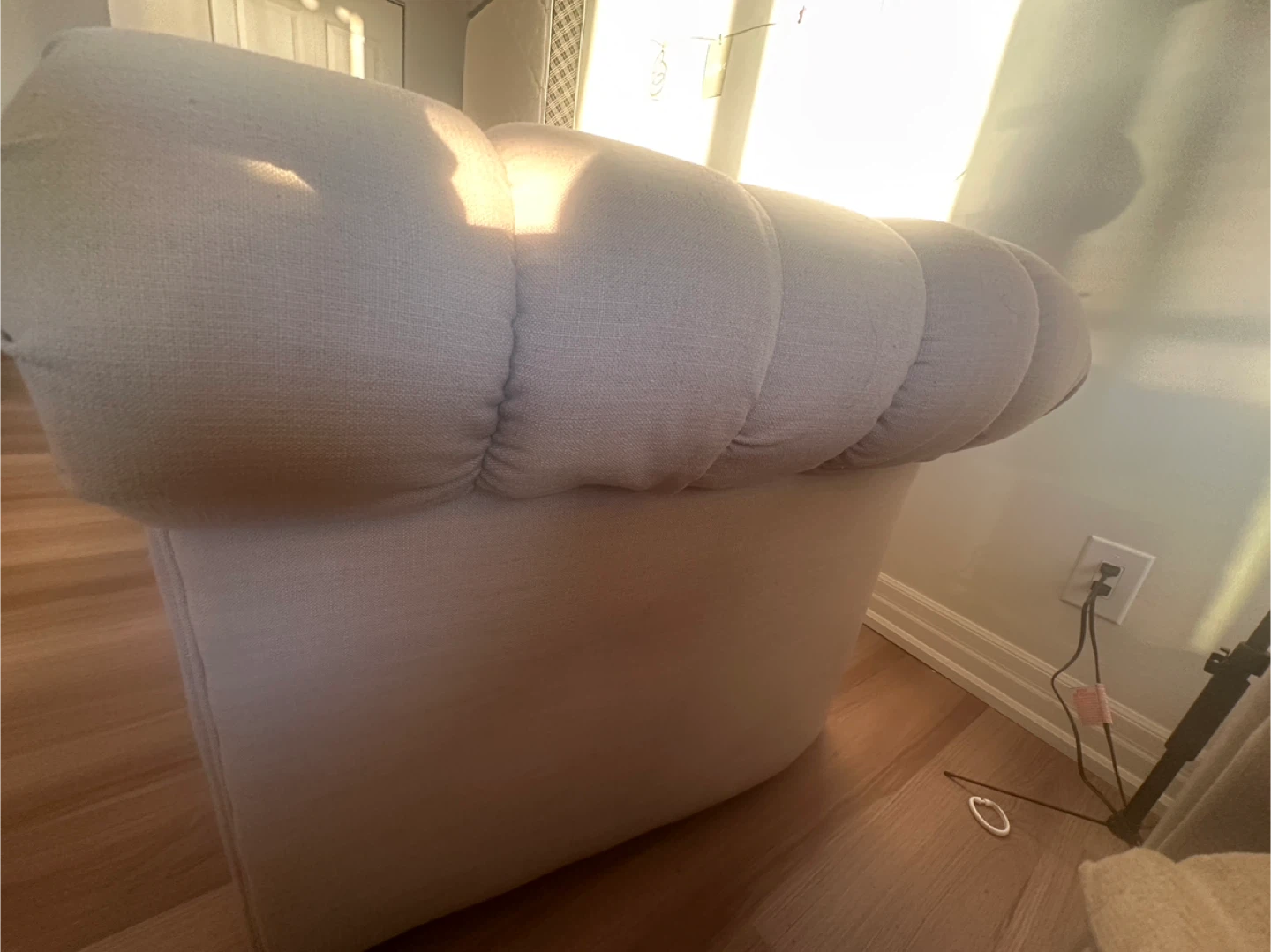 Cream Chesterfield Style Sofa - photo 4