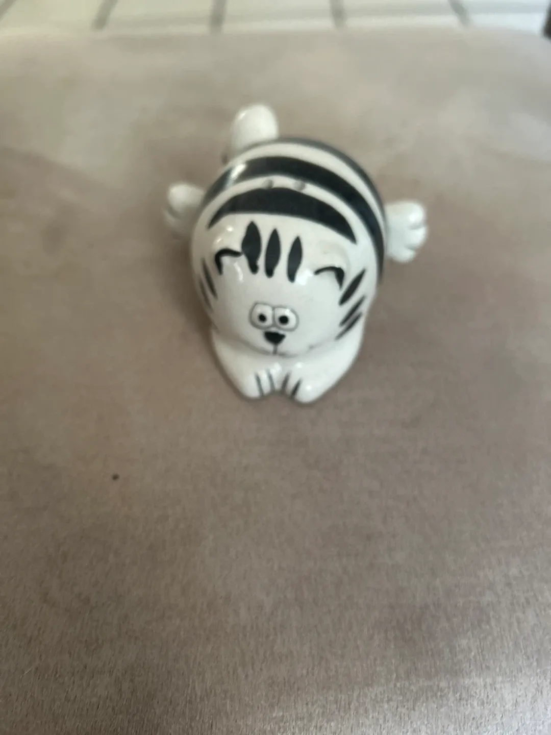 Cat Salt or Pepper Shaker image indicator(2)