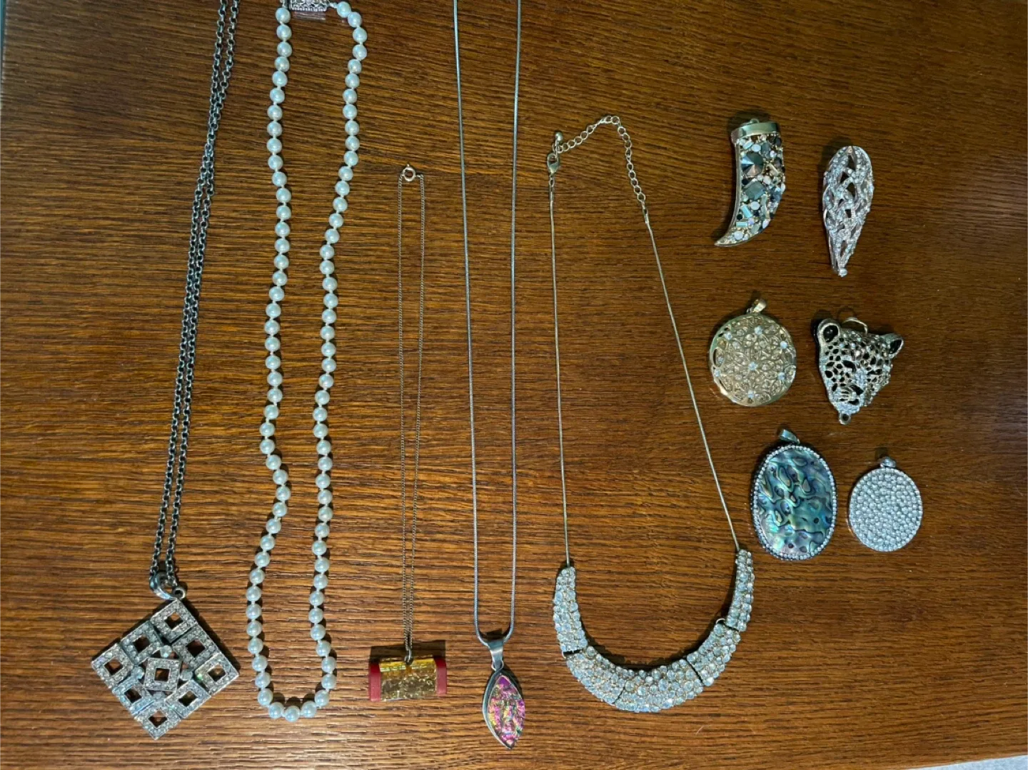 Costume Jewelry Necklaces and Pendants thumbnail