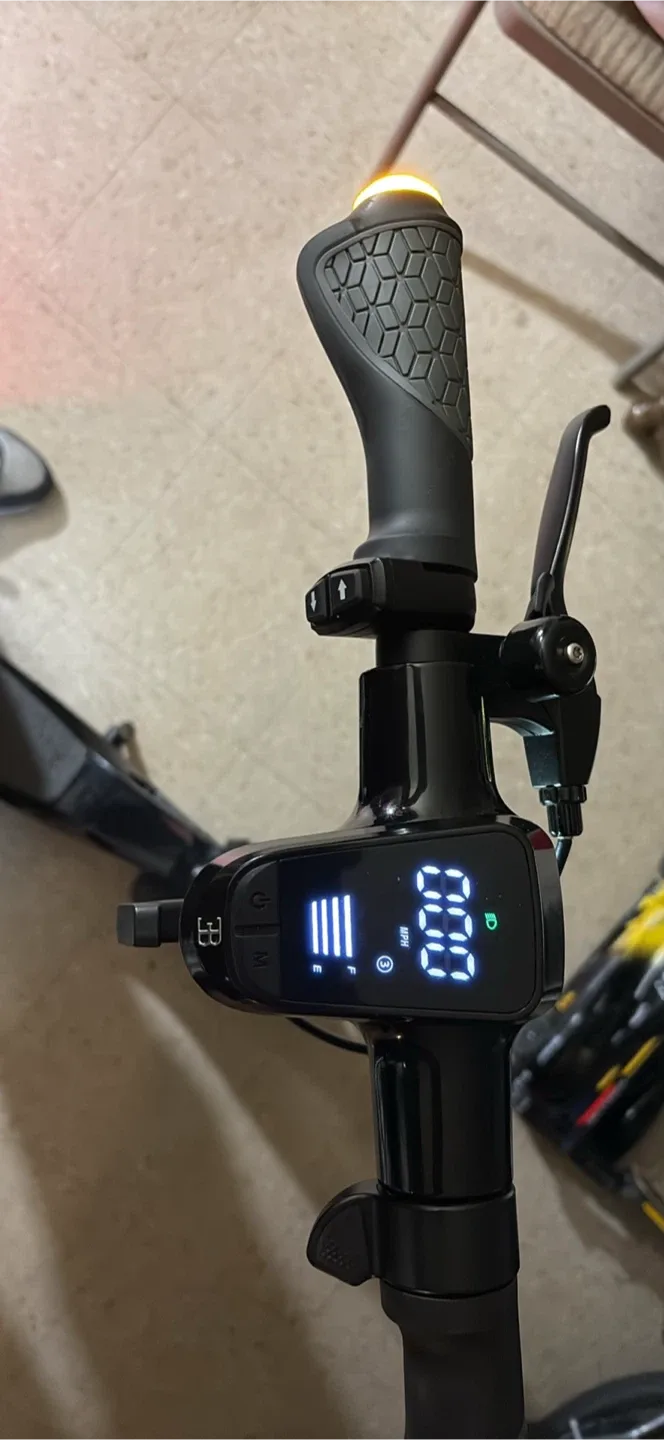 Bugatti Electric Scooter - Black image indicator(6)