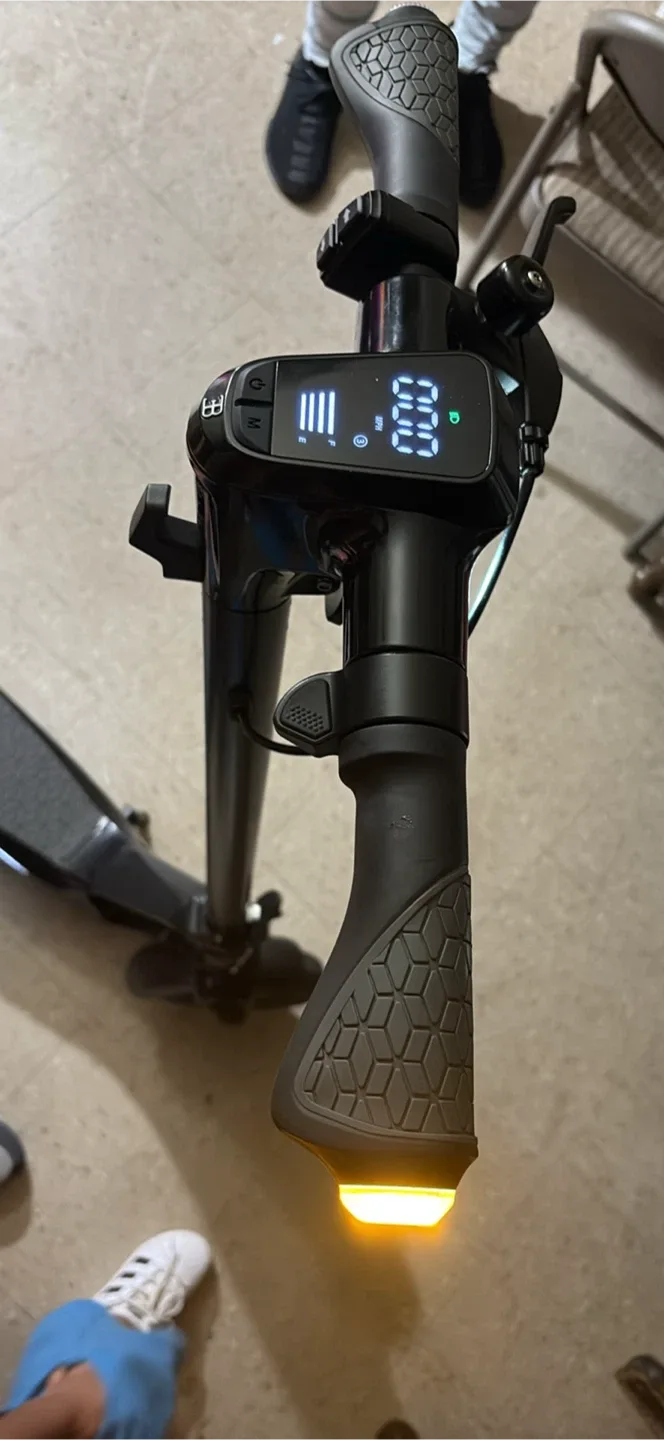 Bugatti Electric Scooter - Black image indicator(5)