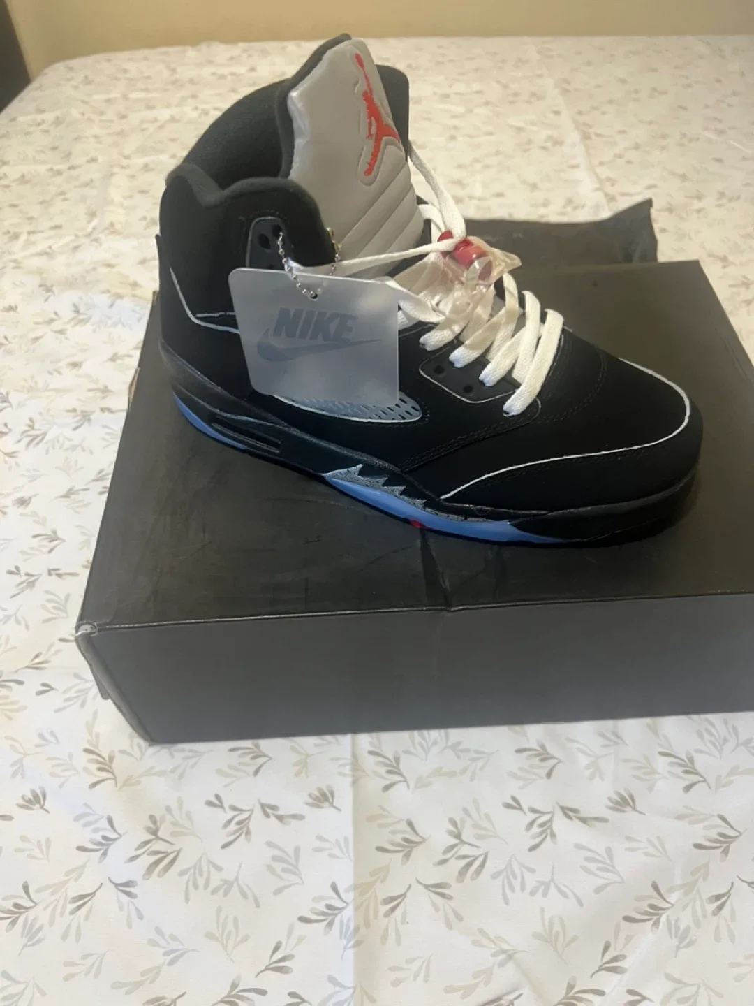 Nike Air Jordan 5 Retro Black/University Red Size 10 image indicator(2)