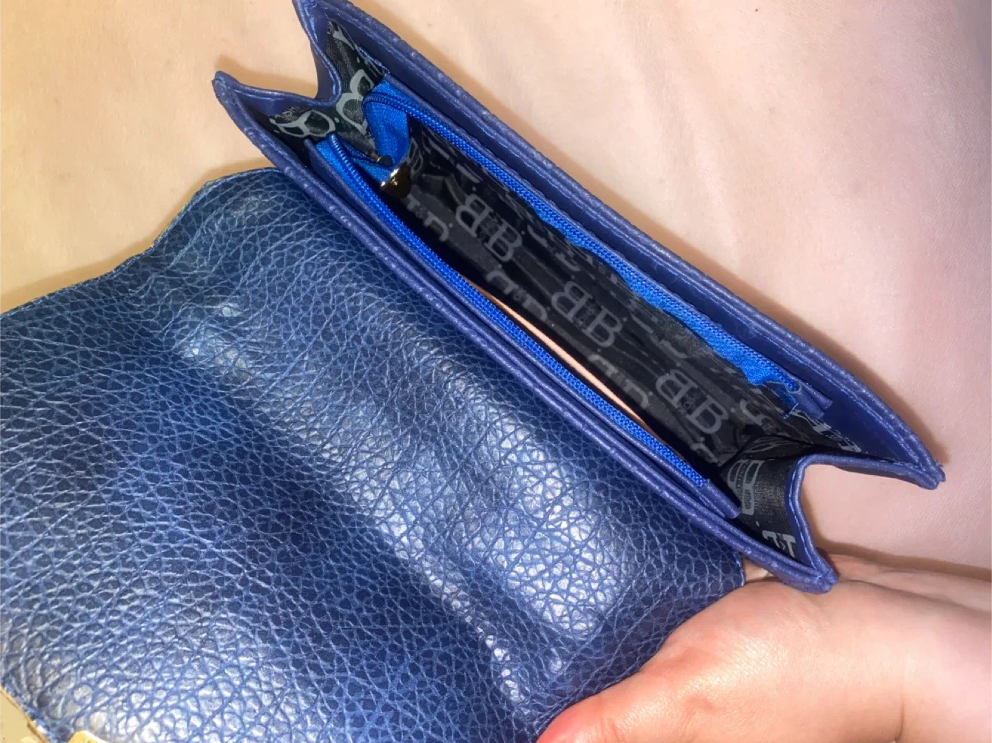 Simple navy blue bag. Used. Clean image indicator(3)