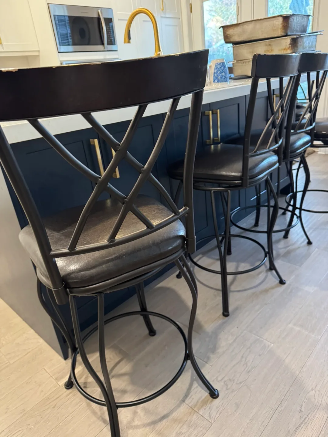 Swivel Bar Stool with Black Metal Frame image indicator(2)