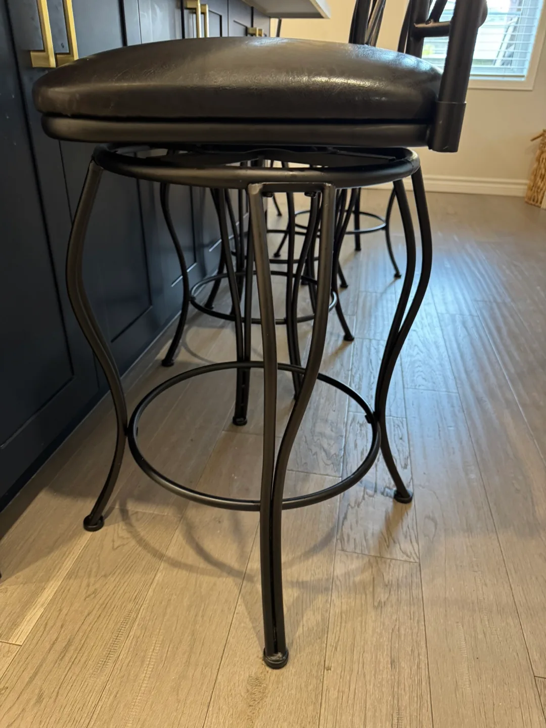 Swivel Bar Stool with Black Metal Frame image indicator(4)
