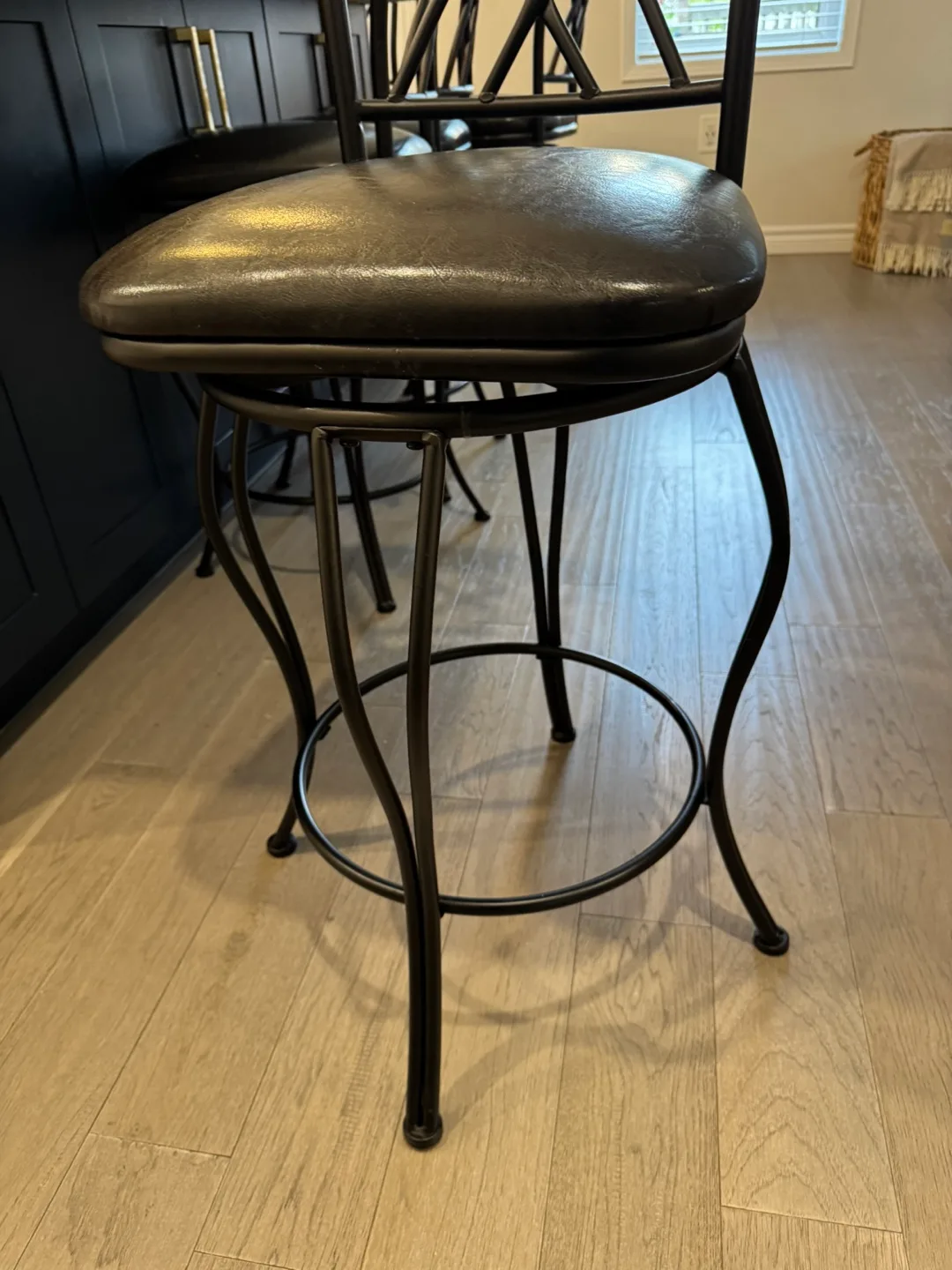 Swivel Bar Stool with Black Metal Frame image indicator(3)
