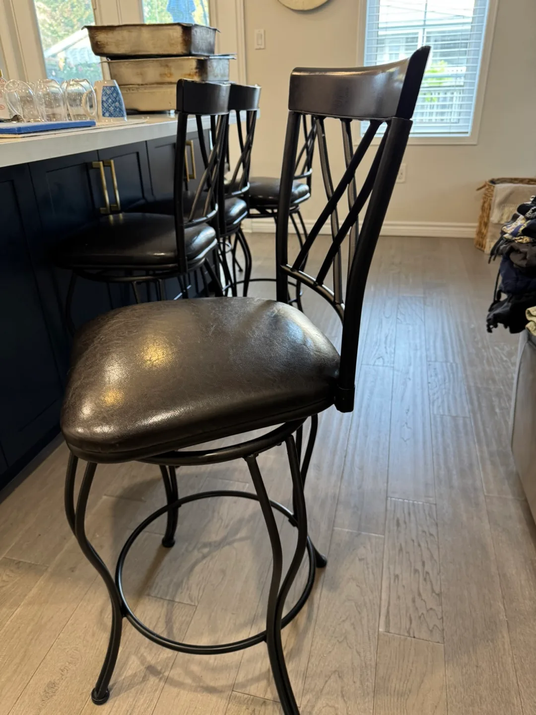 Swivel Bar Stool with Black Metal Frame image indicator(5)