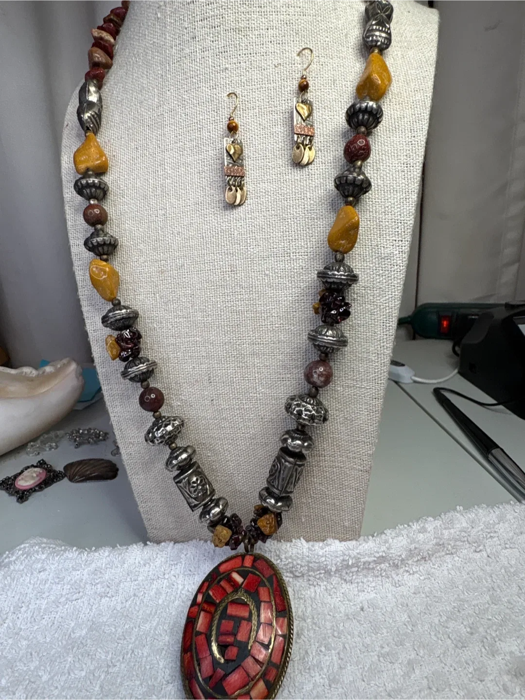 Silver tone necklace with coral inlay & Jasper. image indicator(5)