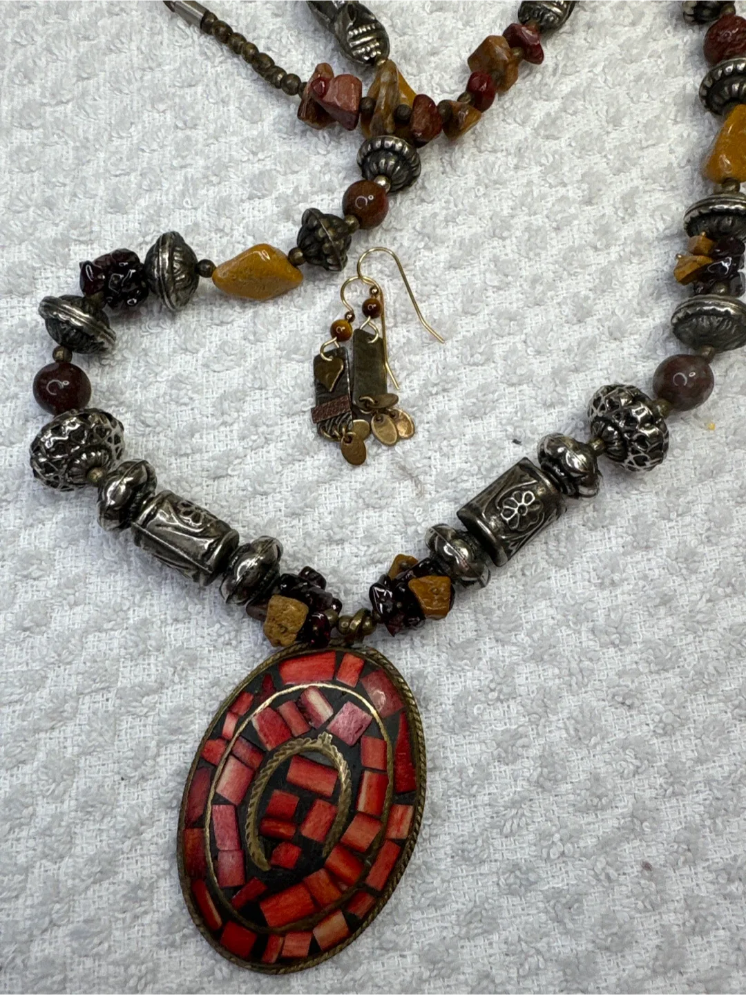 Silver tone necklace with coral inlay & Jasper. image indicator(7)