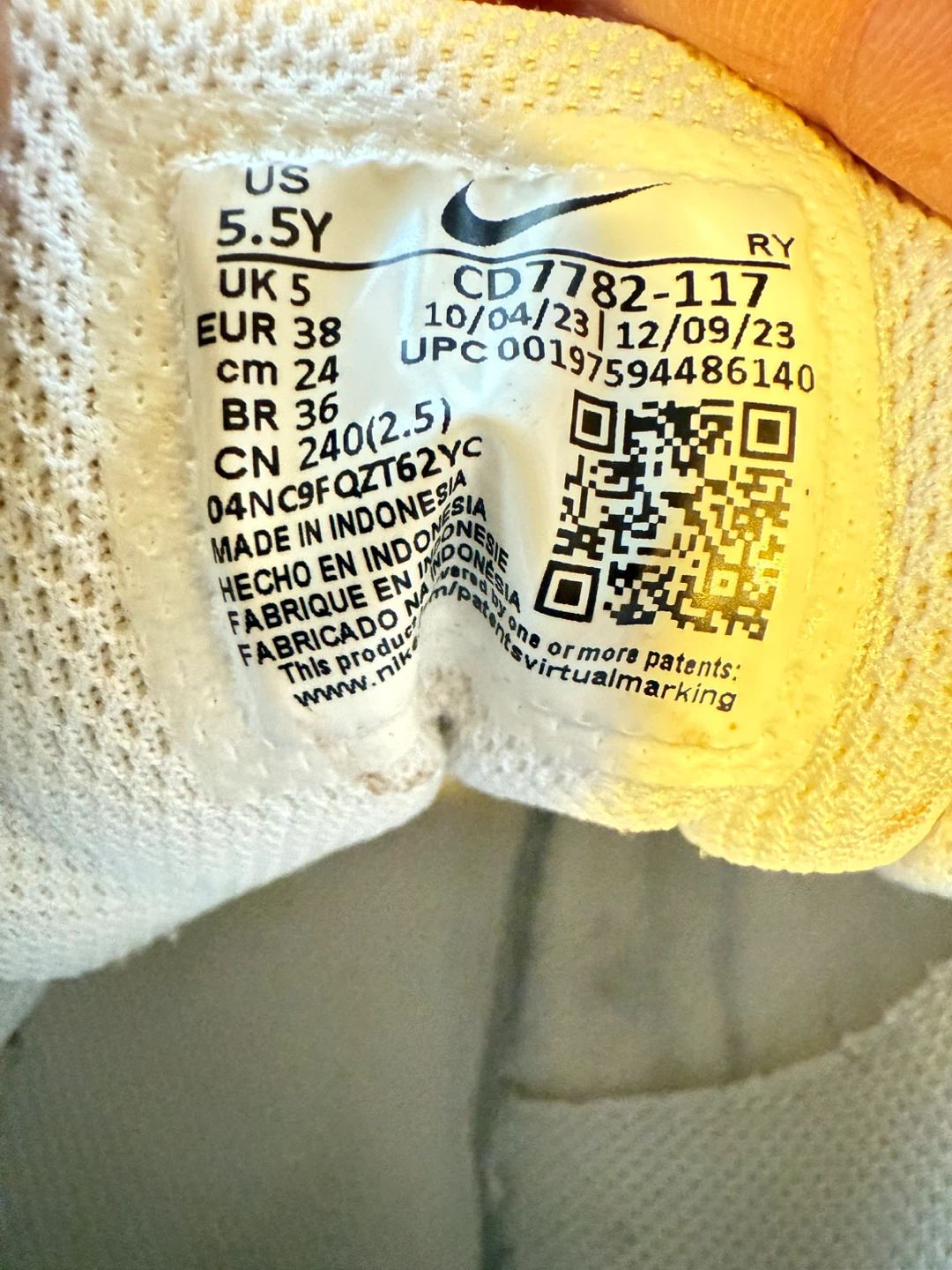 Youth Nike sneackers- size 5.5Y - photo 2