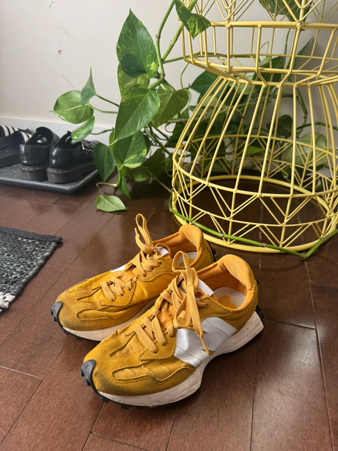 New Balance 327 Yellow Sneakers - Size 6.5