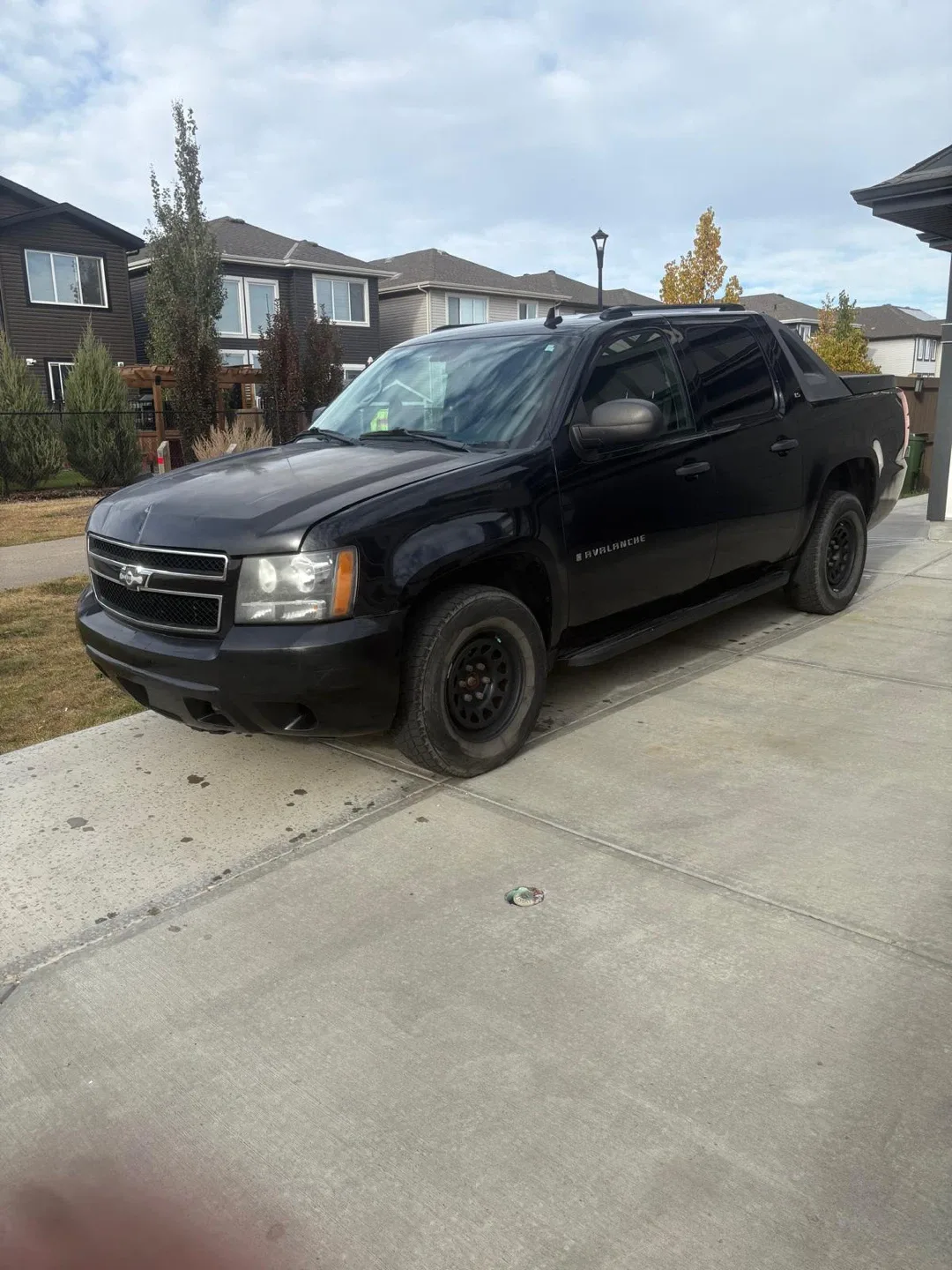 Black Chevrolet Avalanche Truck image indicator(6)