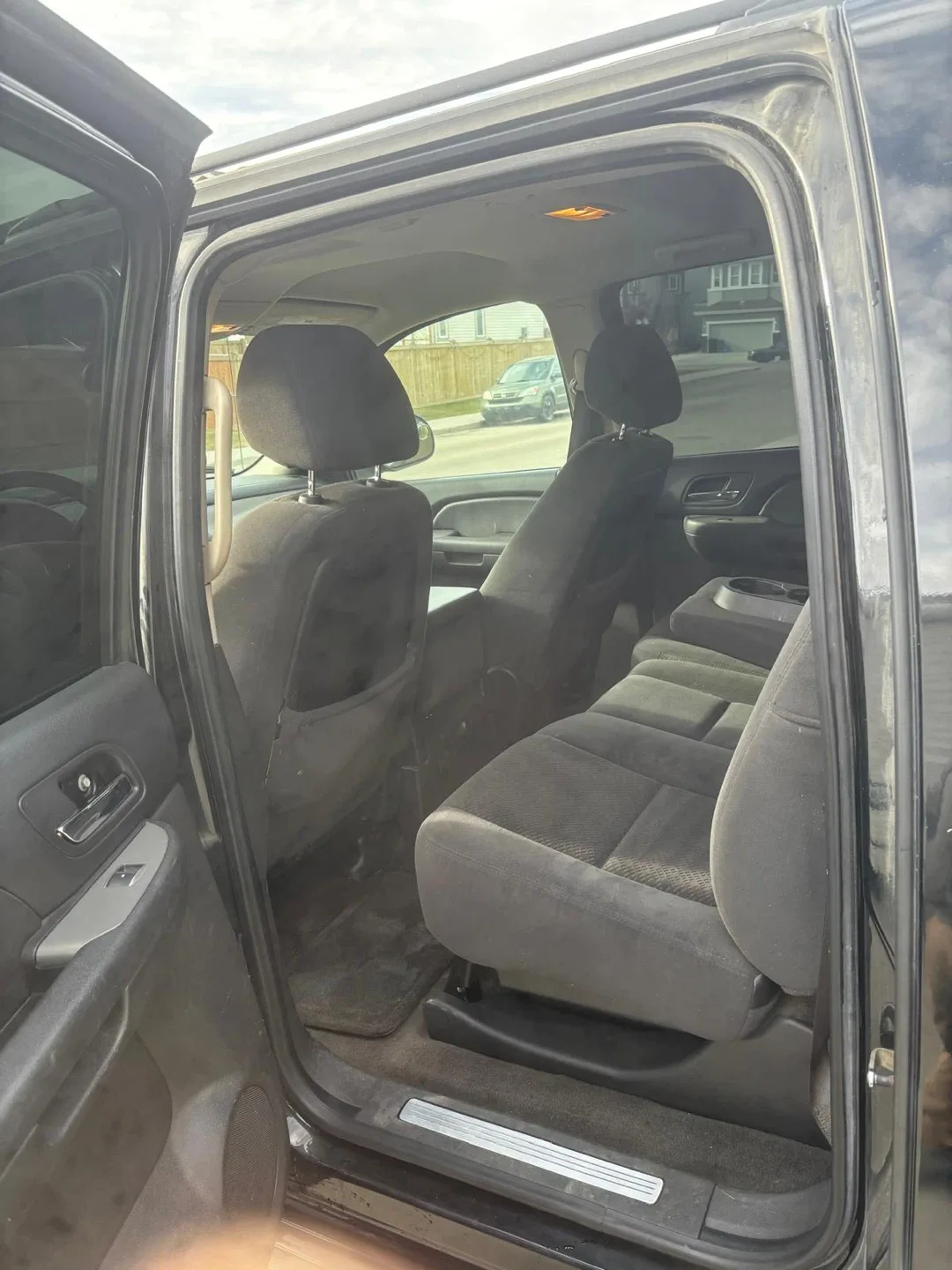 Black Chevrolet Avalanche Truck image indicator(5)