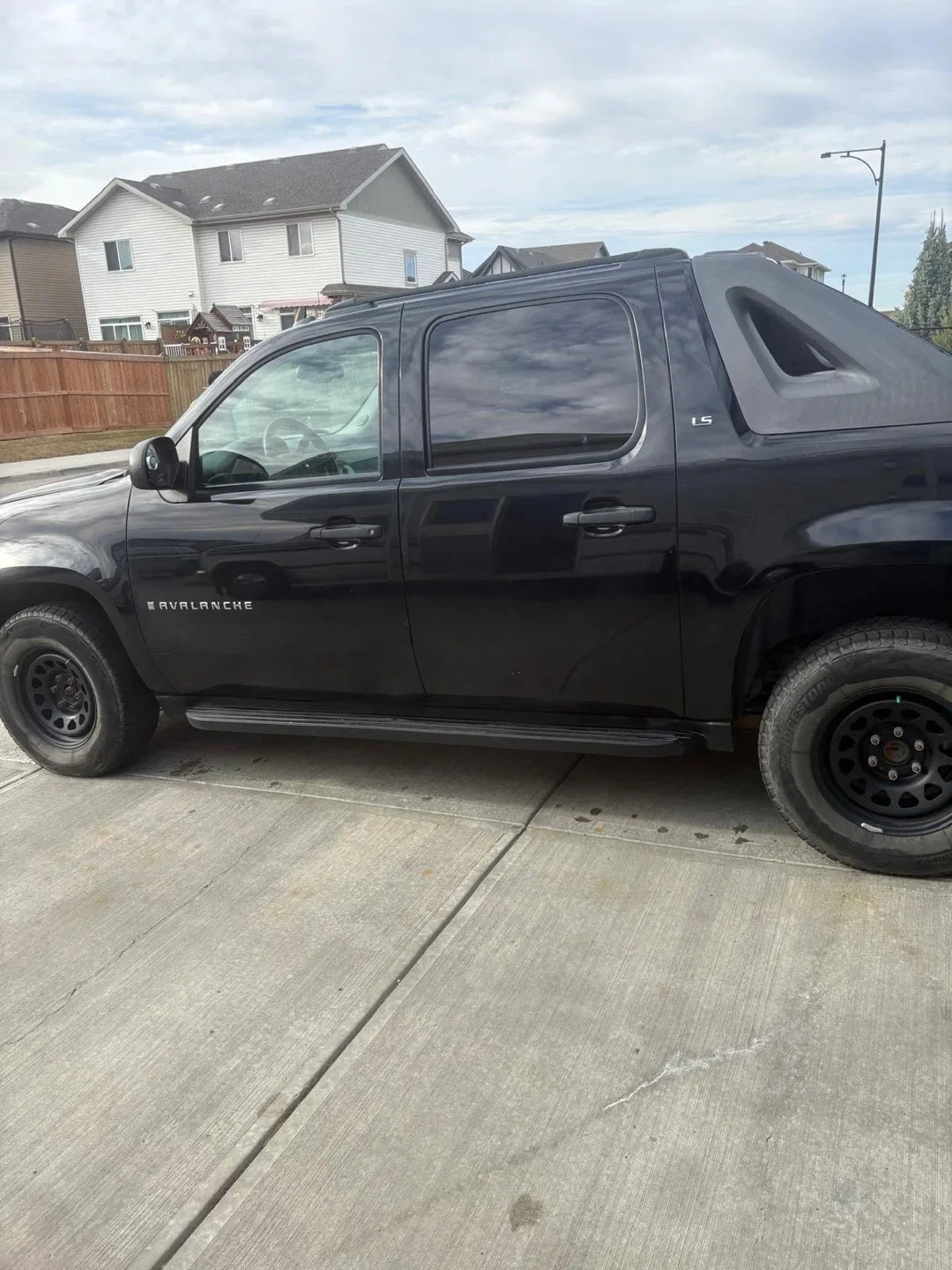 Black Chevrolet Avalanche Truck image indicator(7)