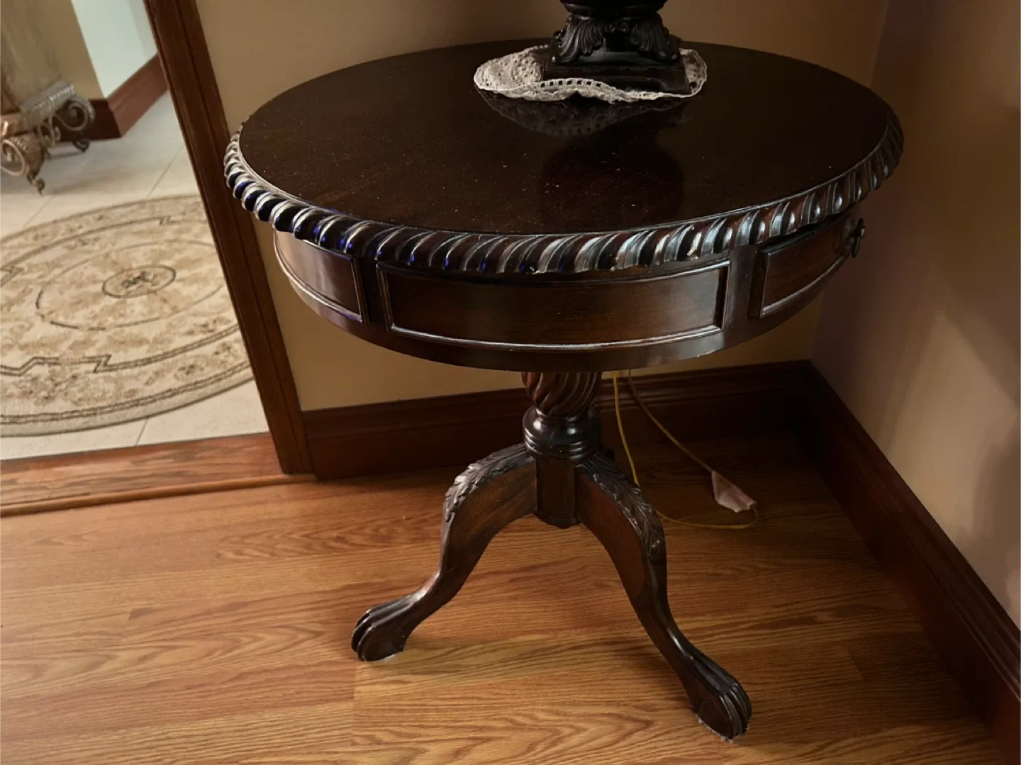 Antique Style Round Side Table image indicator(2)