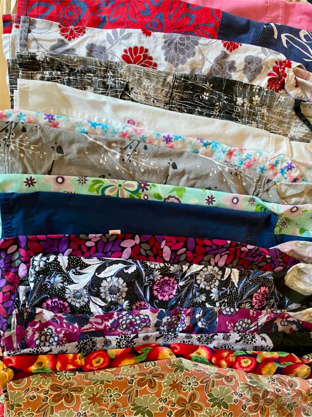 🧡 Lots of  Scrubs - Tops & Pants - Size S image indicator(4)