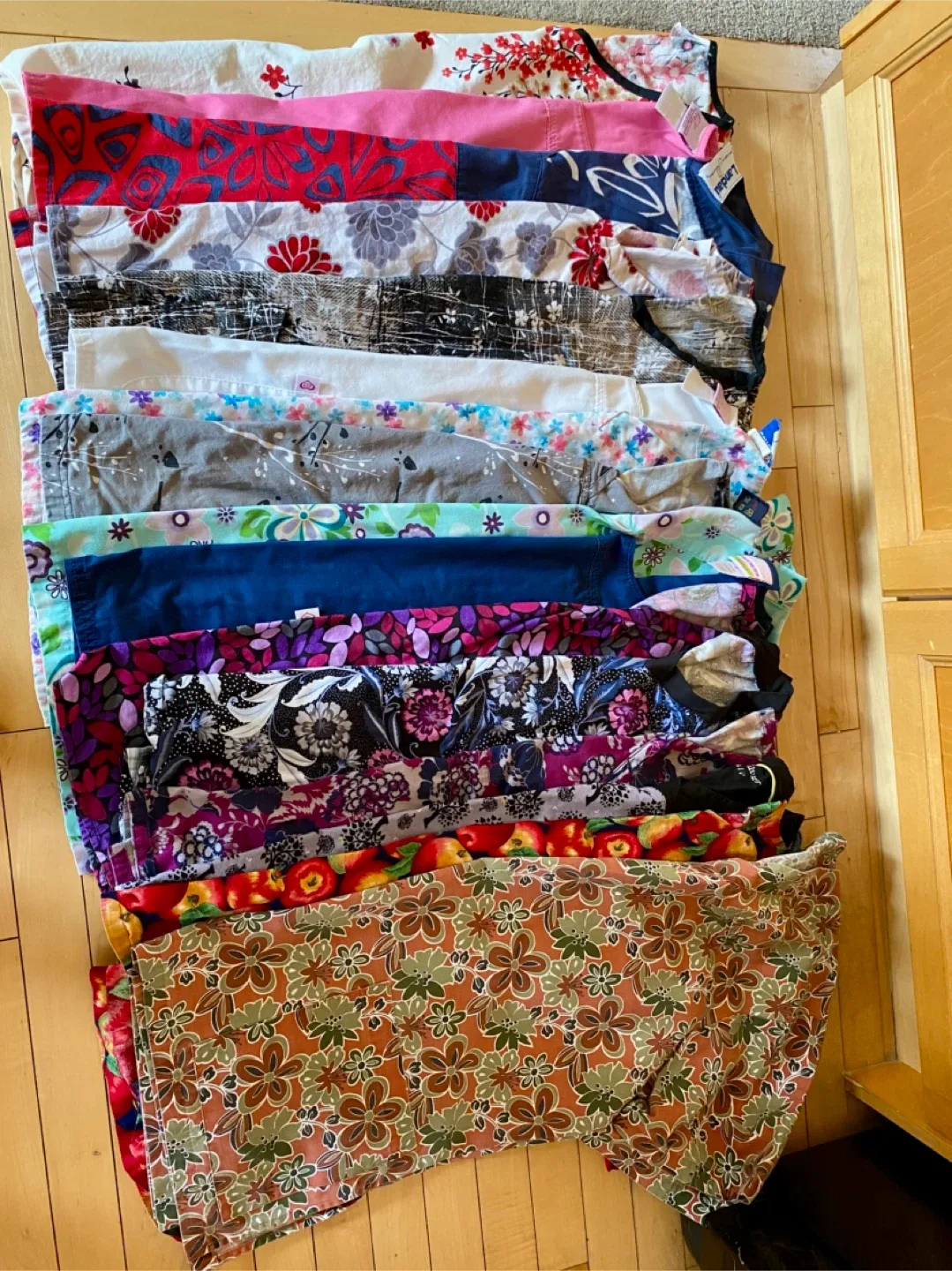 🧡 Lots of  Scrubs - Tops & Pants - Size S image indicator(2)