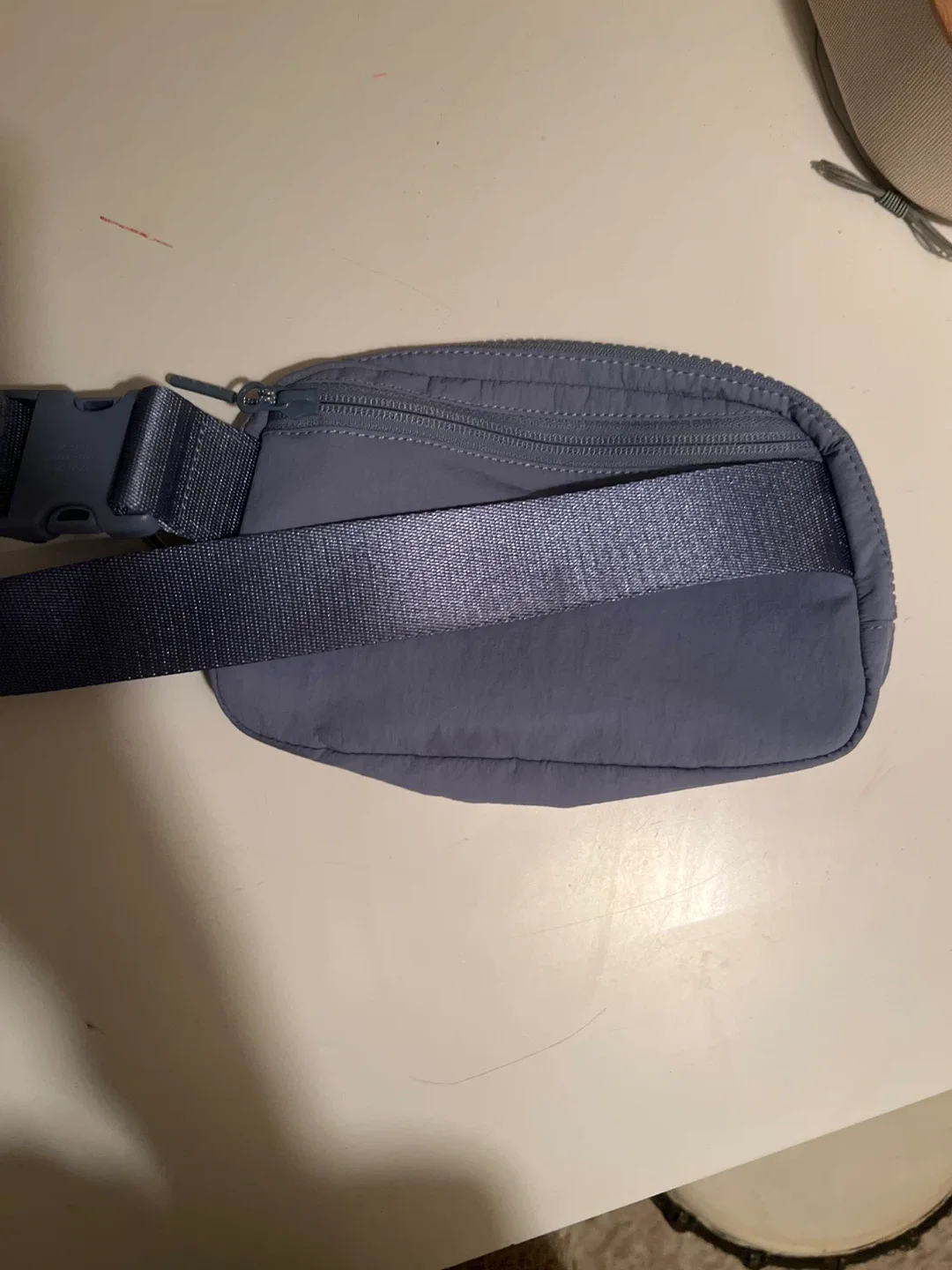 Lululemon Everywhere Belt Bag Light blue image indicator(3)
