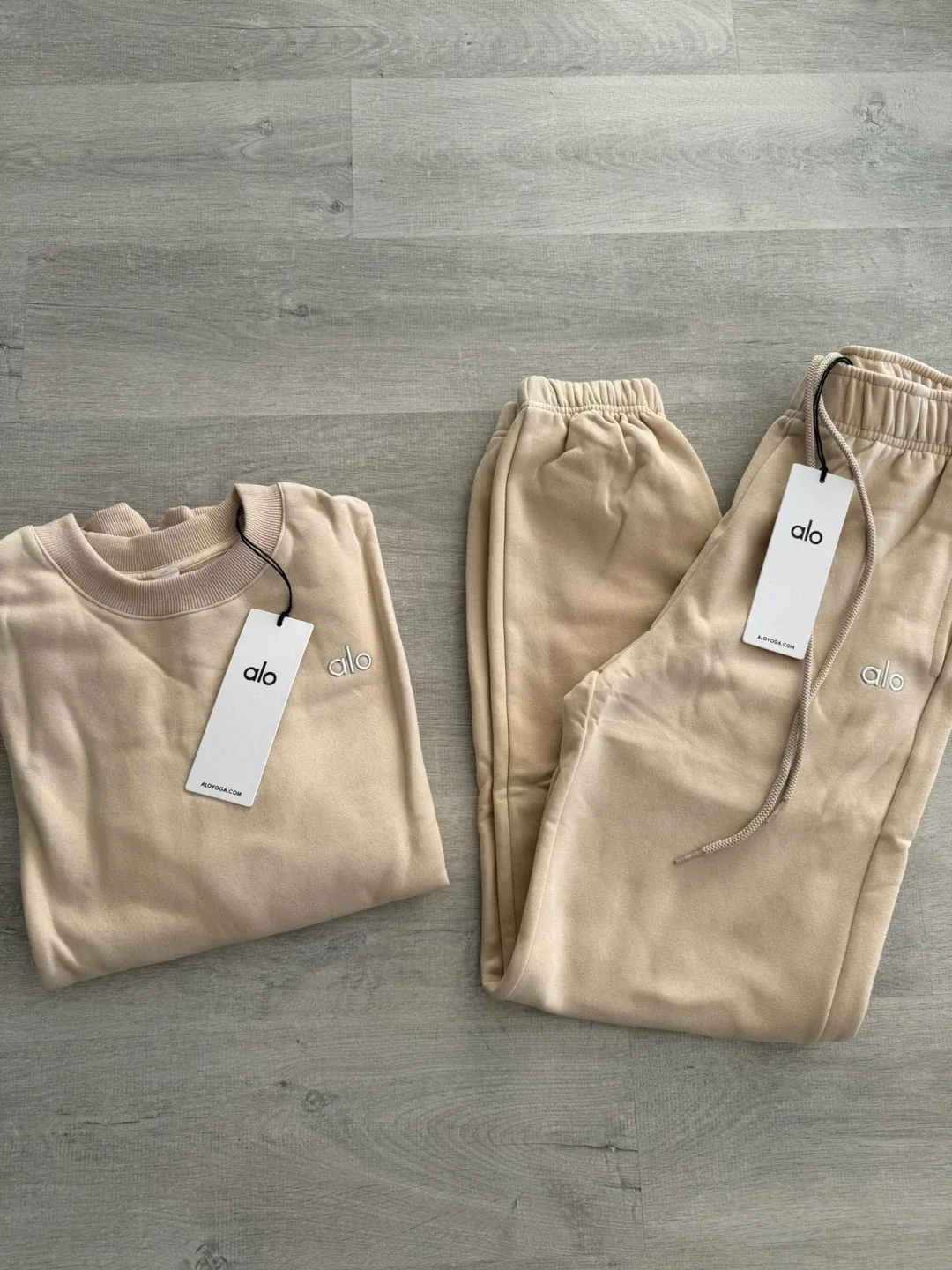New ALO Yoga Set - Crewneck & Sweatpants image indicator(3)