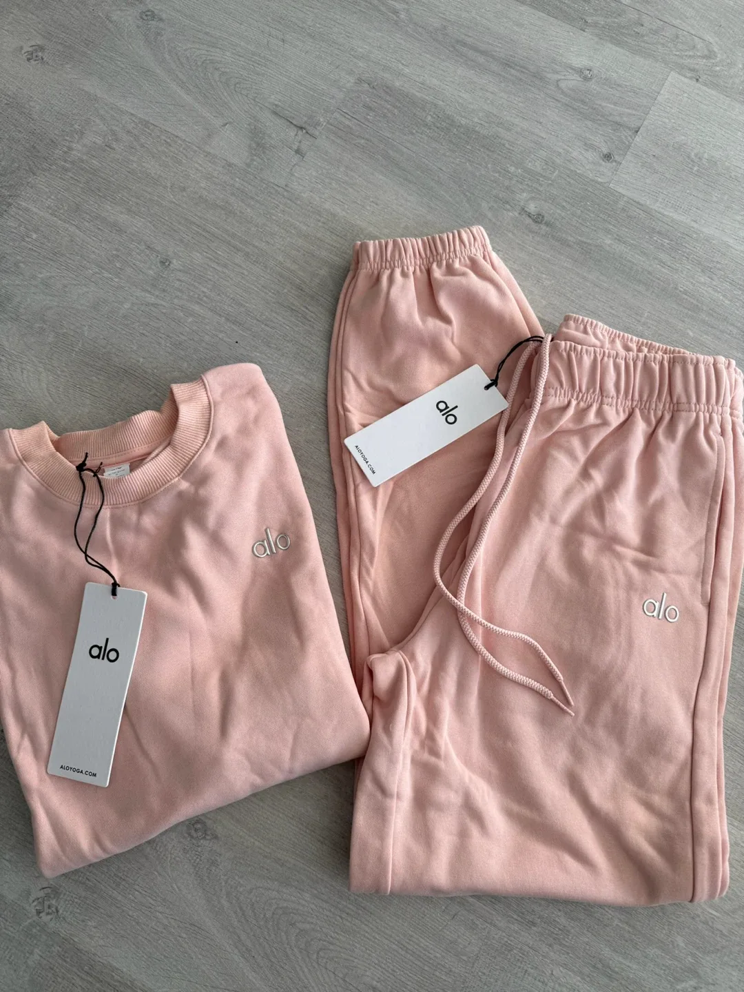 New ALO Yoga Set - Crewneck & Sweatpants image indicator(2)