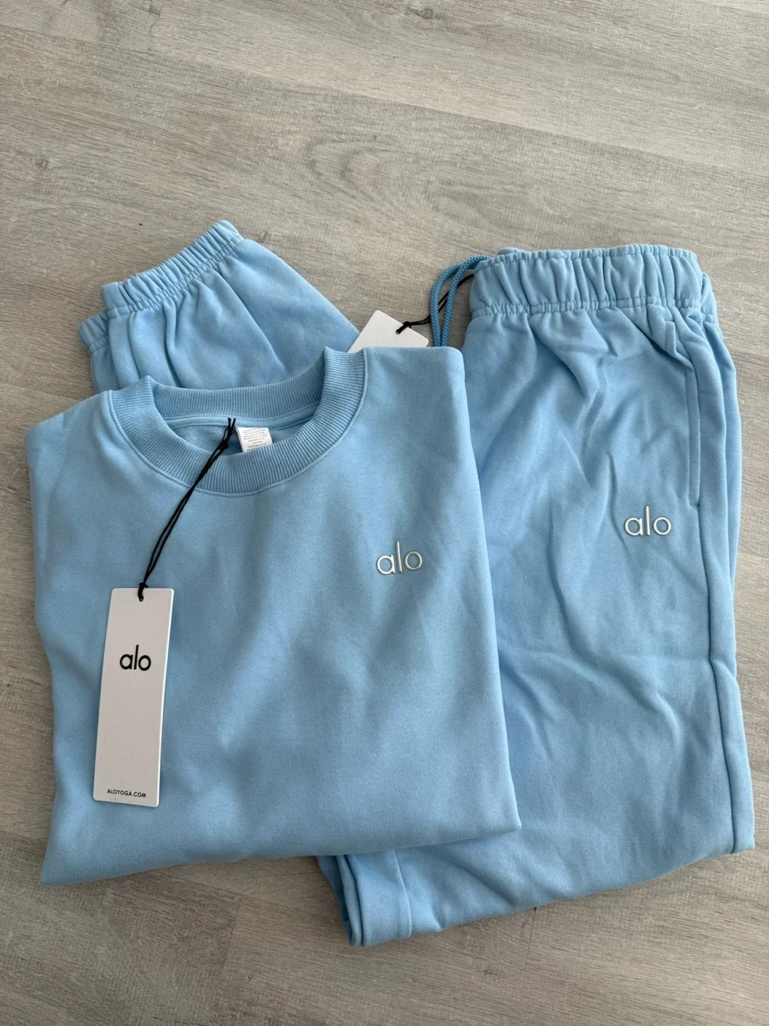 New ALO Yoga Set - Crewneck & Sweatpants thumbnail