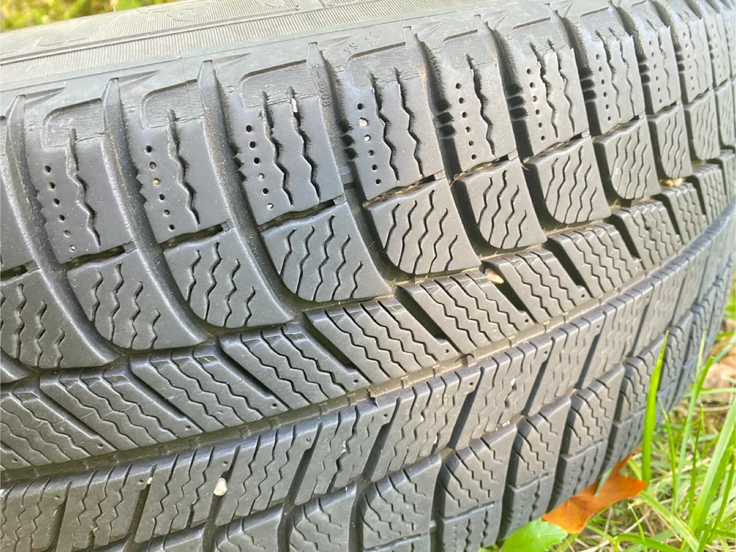 Michelin 225/60R18 Tire with Envy Wheel image indicator(4)