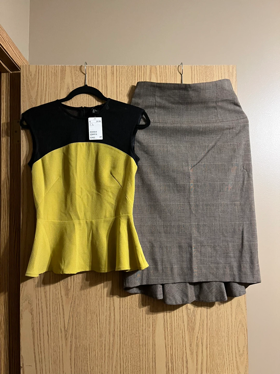 LADIES ZIPPERED SKIRT & TOP (Size 6)