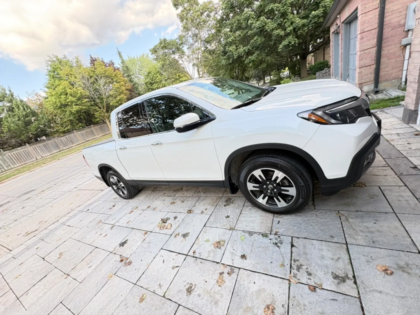 2020 Honda Ridgeline touring edition - White image indicator(2)