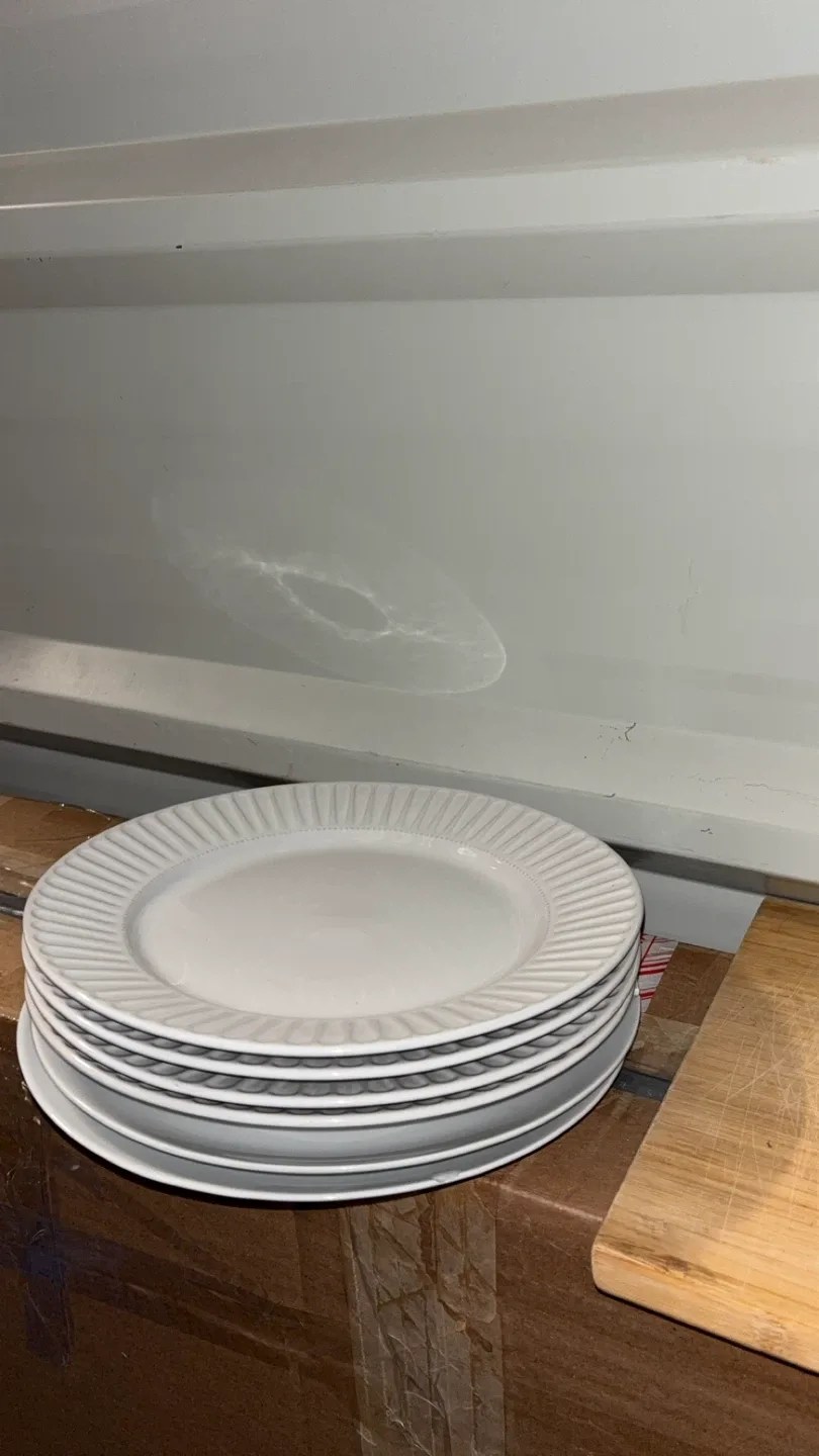 Set of White Plates image indicator(2)