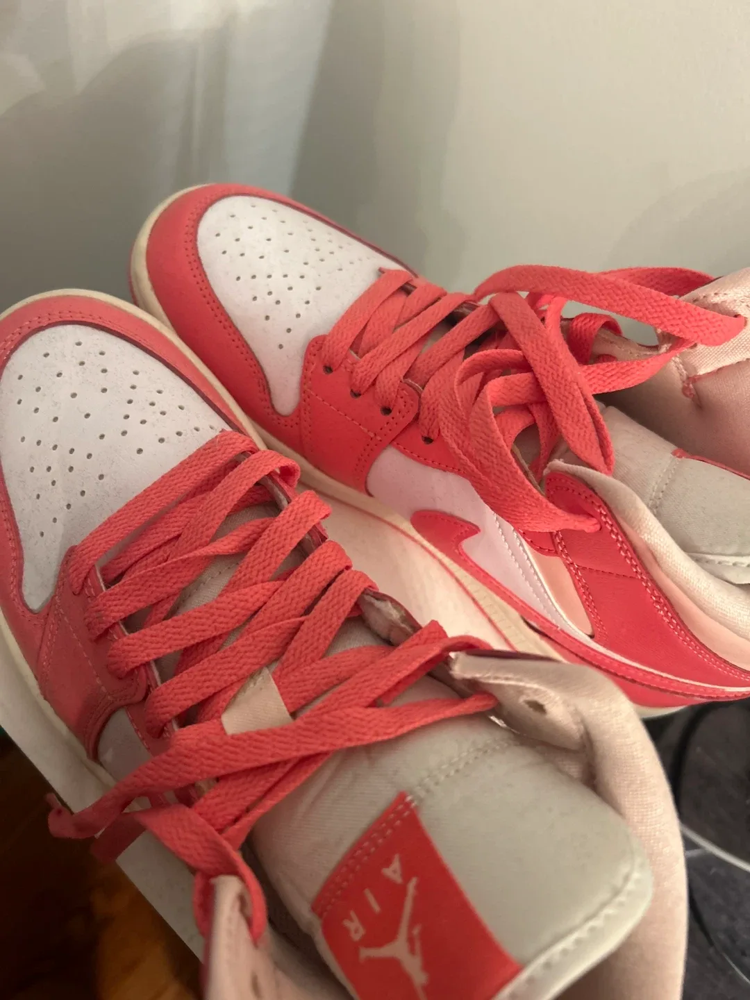 Air Jordan 1 Mid Coral Chalk image indicator(2)