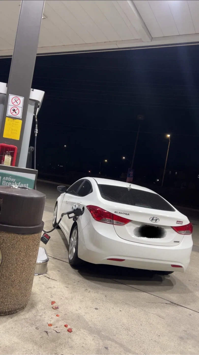 White Hyundai Elantra image indicator(5)