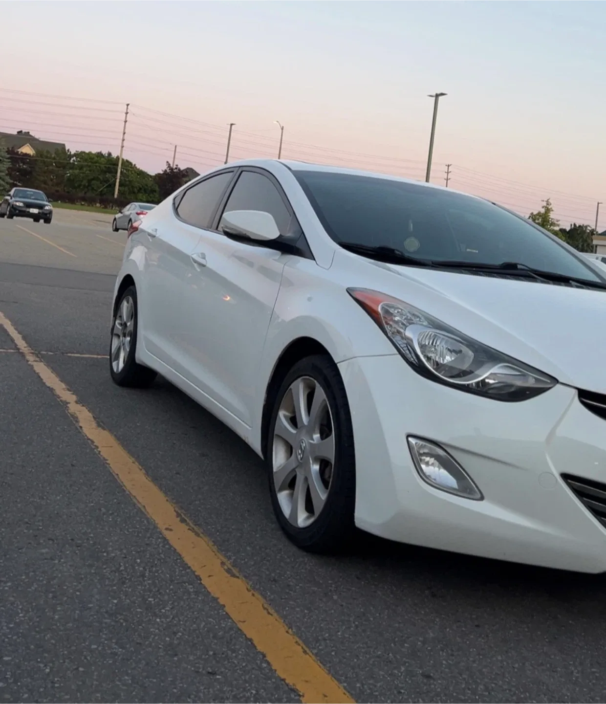 White Hyundai Elantra image indicator(3)