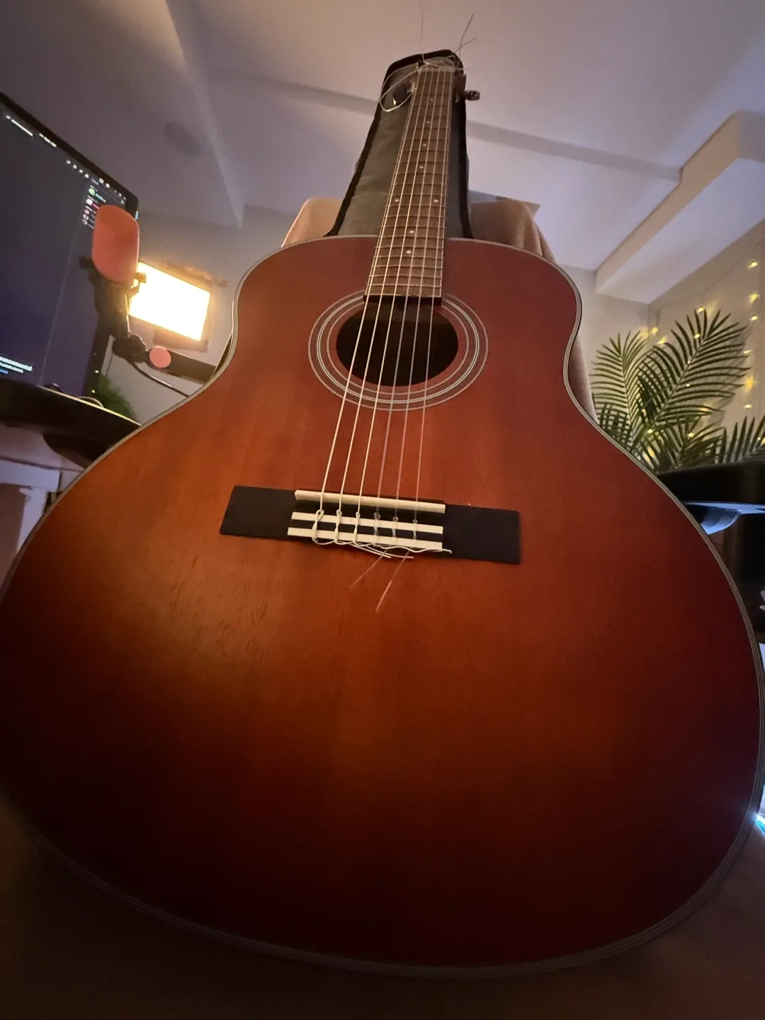 Aklot Acoustic Guitar with Carrying Case image indicator(3)