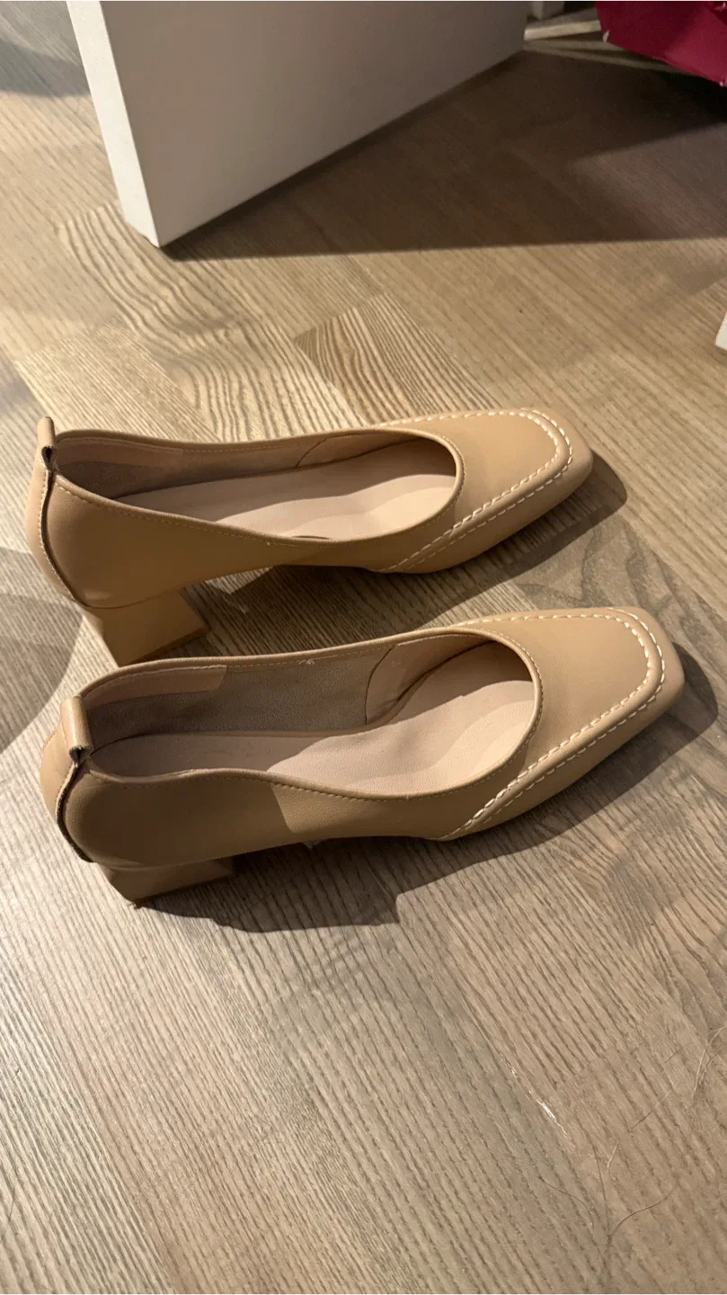 Like New Lambskin Beige Block Heel Pumps image indicator(4)