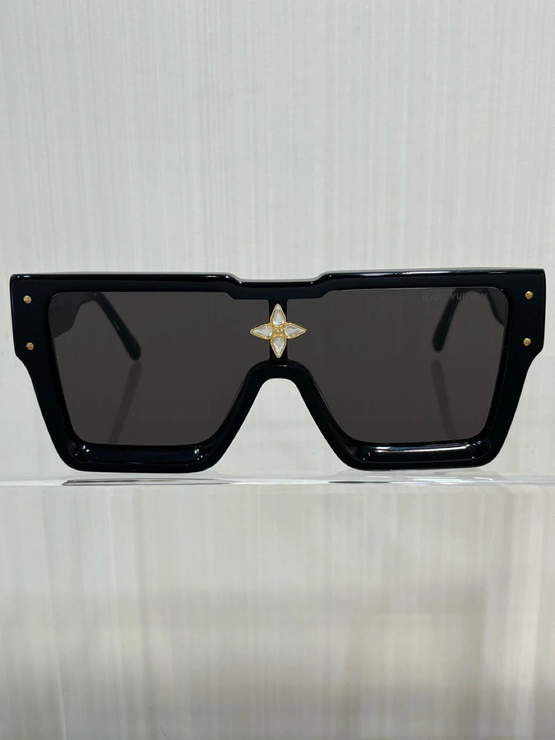 Designer Sunglasses: Louis Vuitton, Versace, Cartier - photo 2