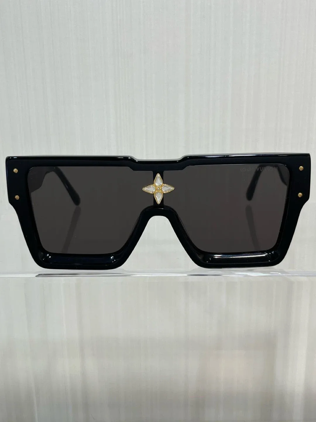 Designer Sunglasses: Louis Vuitton, Versace, Cartier image indicator(2)
